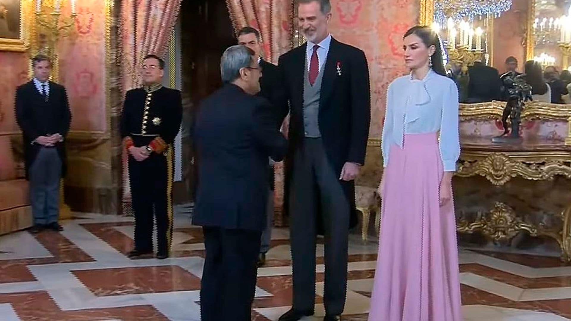 El momento en el que el embajador de Irán no da la mano a la Reina