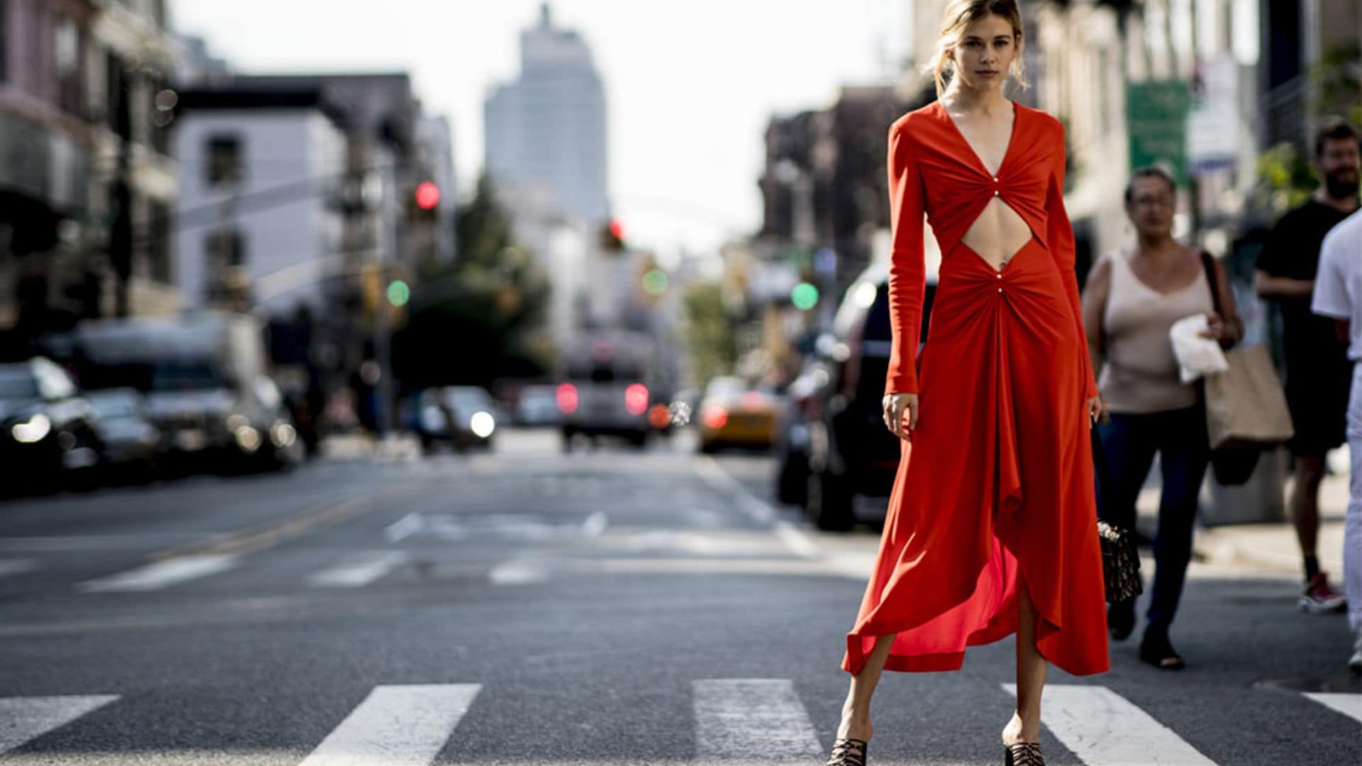 Visto en FASHION julio: cómo reciclar un vestidazo de invitada en un look de verano