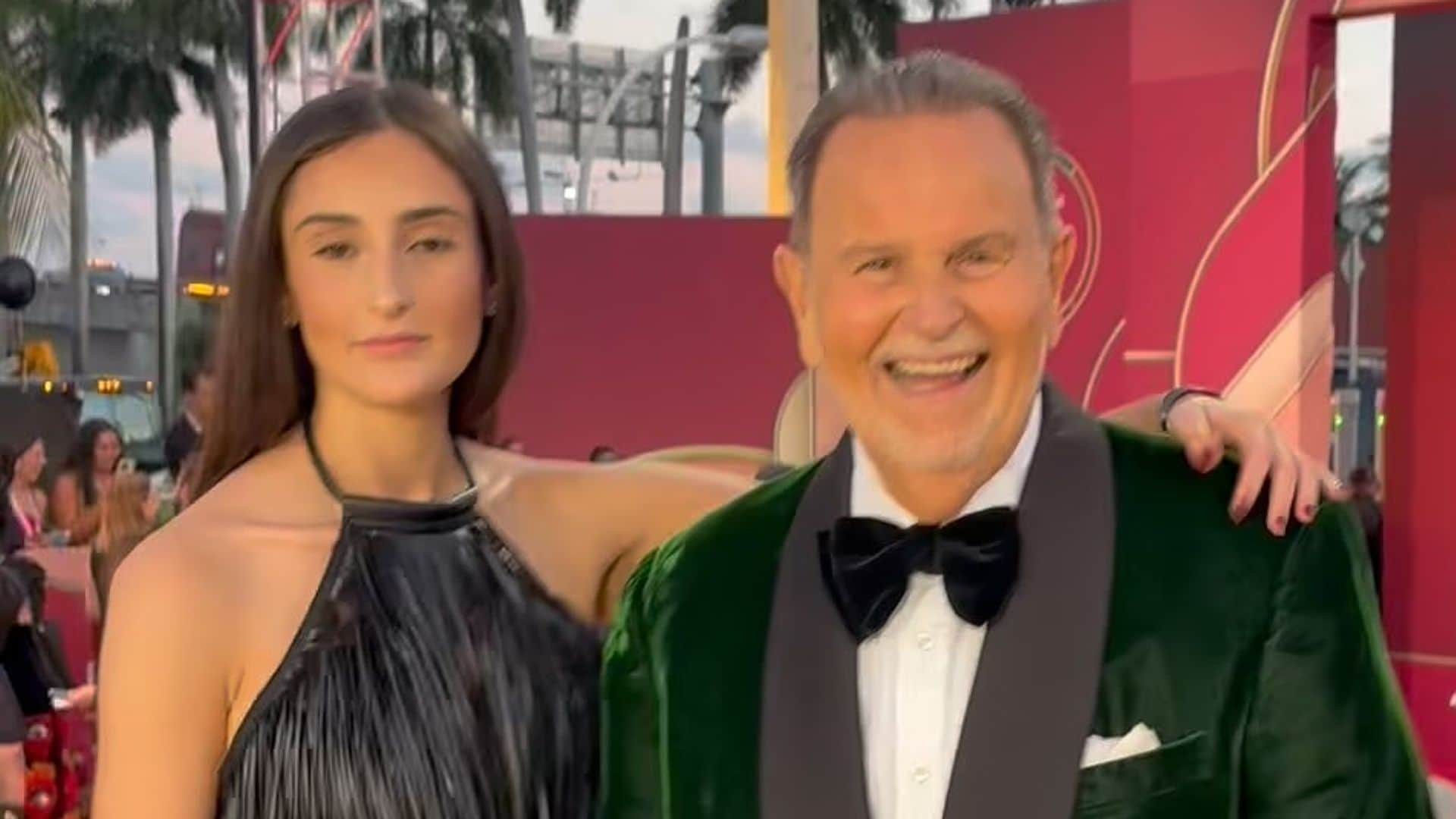 Raúl de Molina, feliz junto a su esposa y su hija en la alfombra roja del Latin GRAMMY