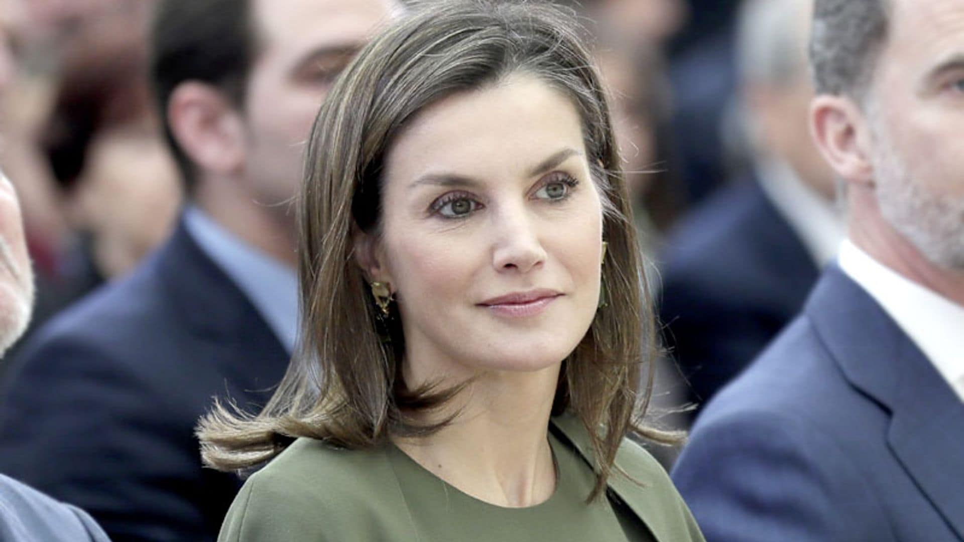 Doña Letizia juega al despiste con su look más misterioso