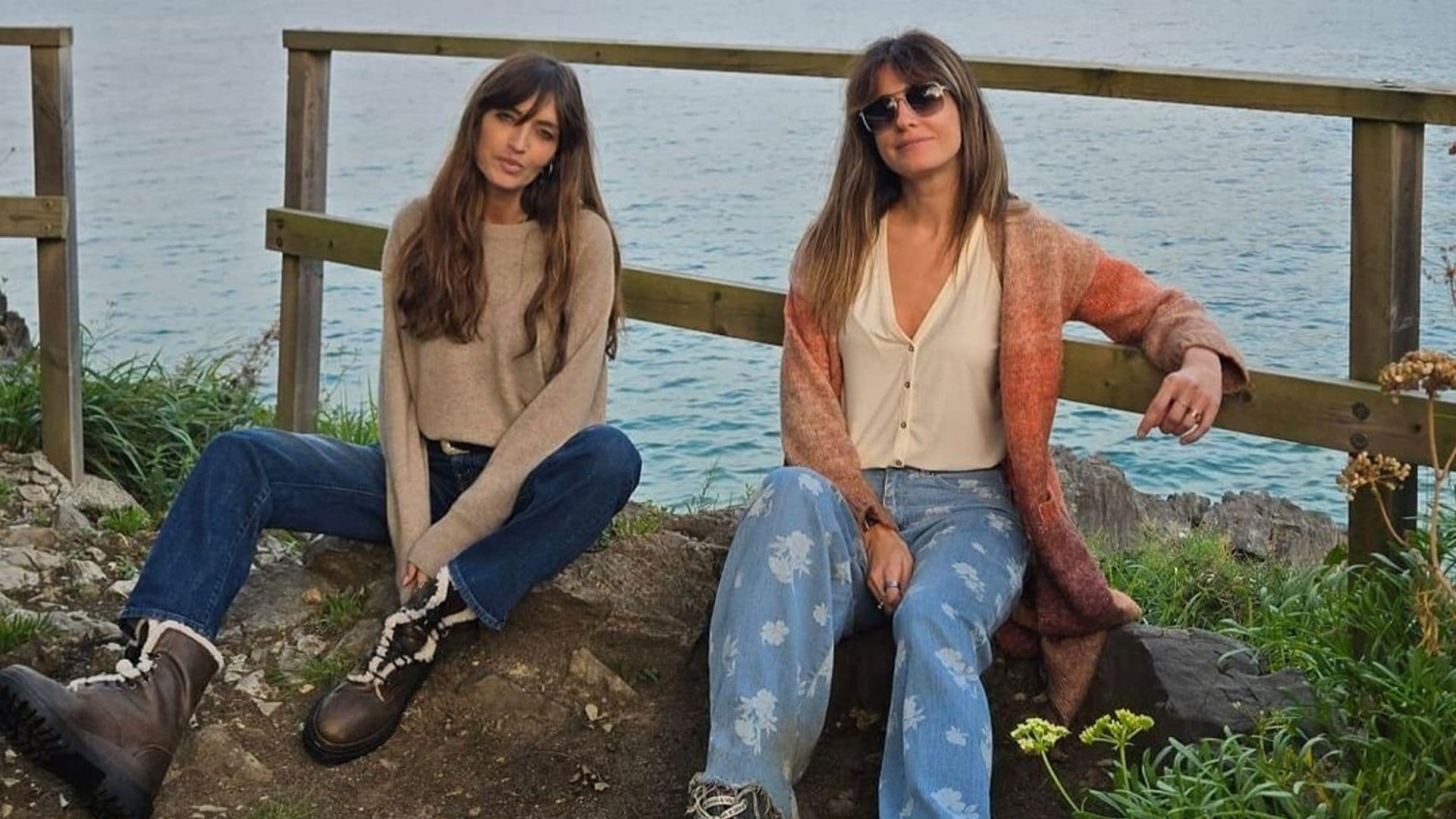 La escapada al norte de Sara Carbonero e Isabel Jiménez luciendo looks cómodos en tendencia