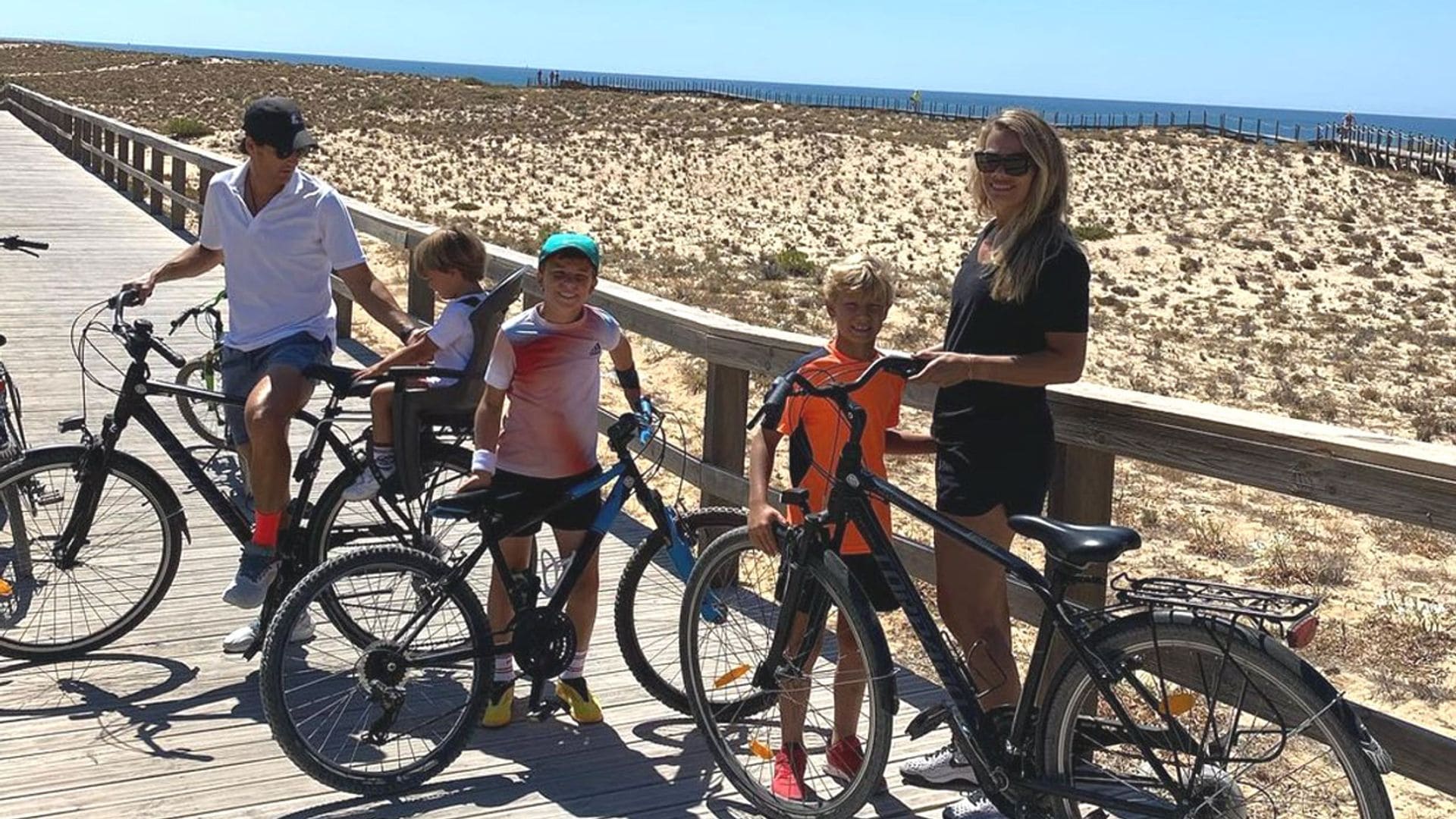 Tenis, golf, ciclismo... Carla Goyanes, su marido y sus niños, una familia muy deportista en Portugal