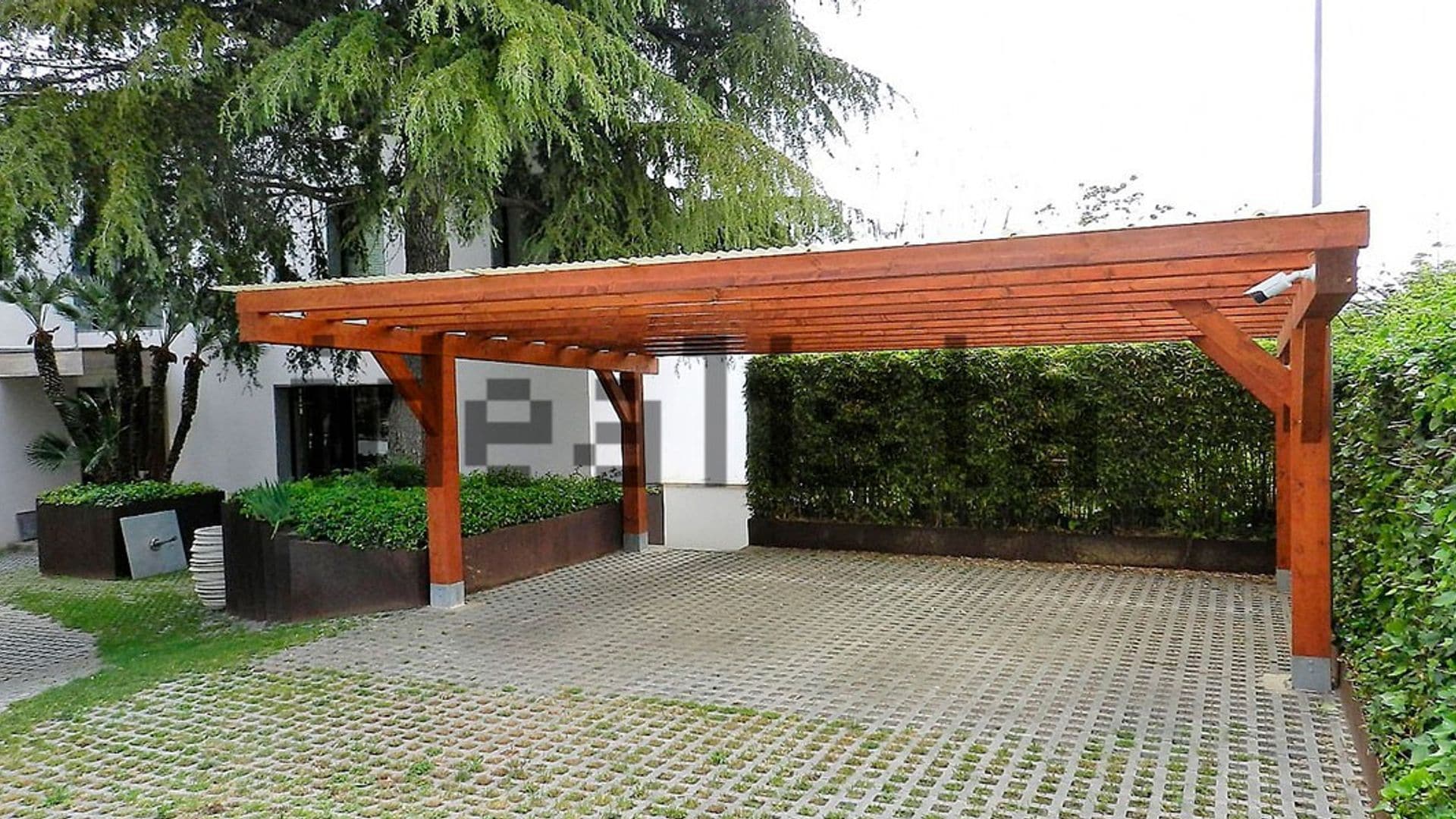 Parking exterior con pérgola de madera