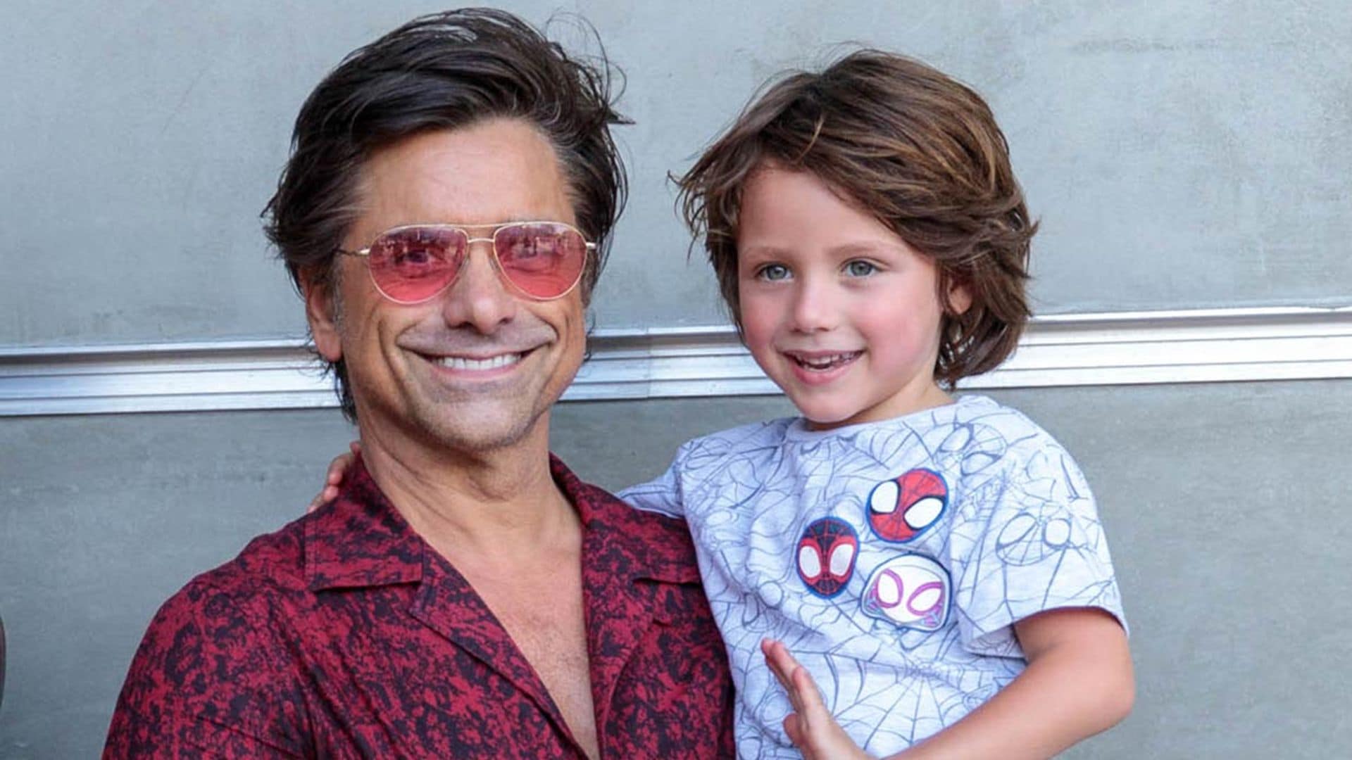 John Stamos, a sus casi 60 años, desafía el paso del tiempo con su hijo Billy, de cuatro