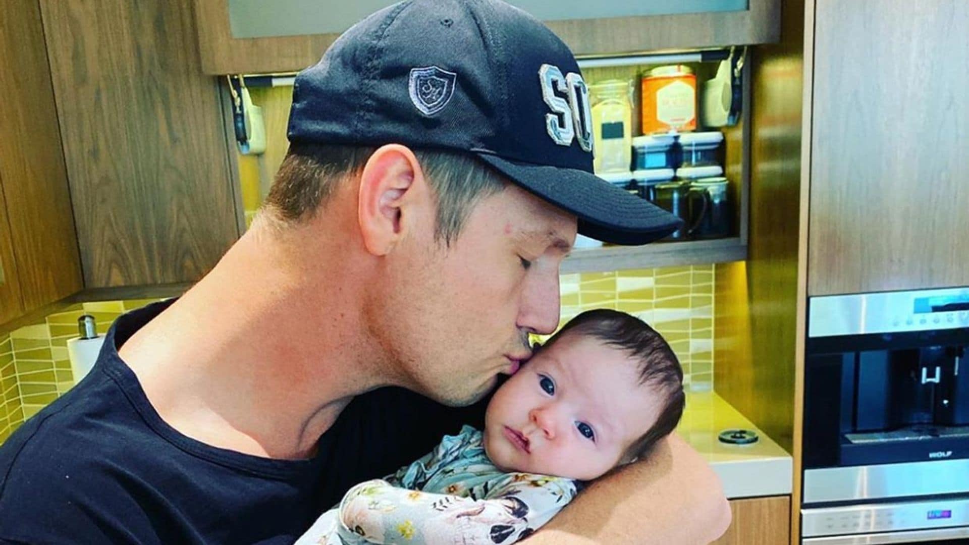 Nick Carter comparte un tierno baile con su bebé en plena crisis familiar