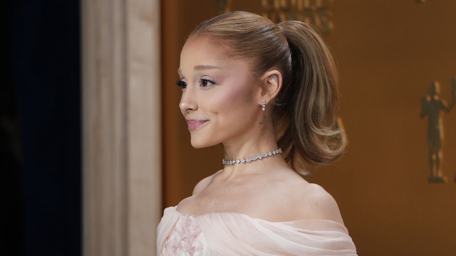 De la coleta 'coquette de Ariana Grande a la melena natural de Úrsula Corberó y Demi Moore: los mejores looks de belleza de los Premios SAG 2025