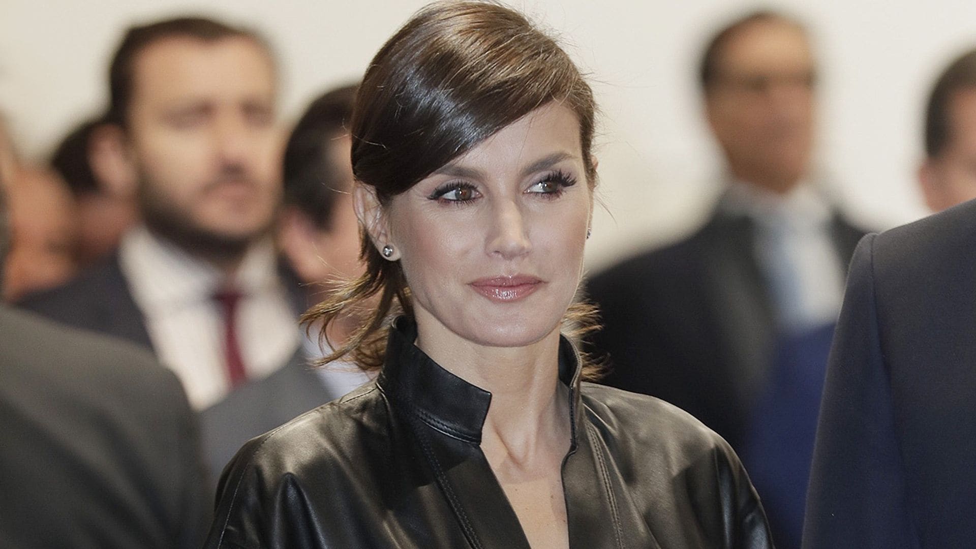 ¿Rockera o lady? La reina Letizia sorprende con su nueva coleta