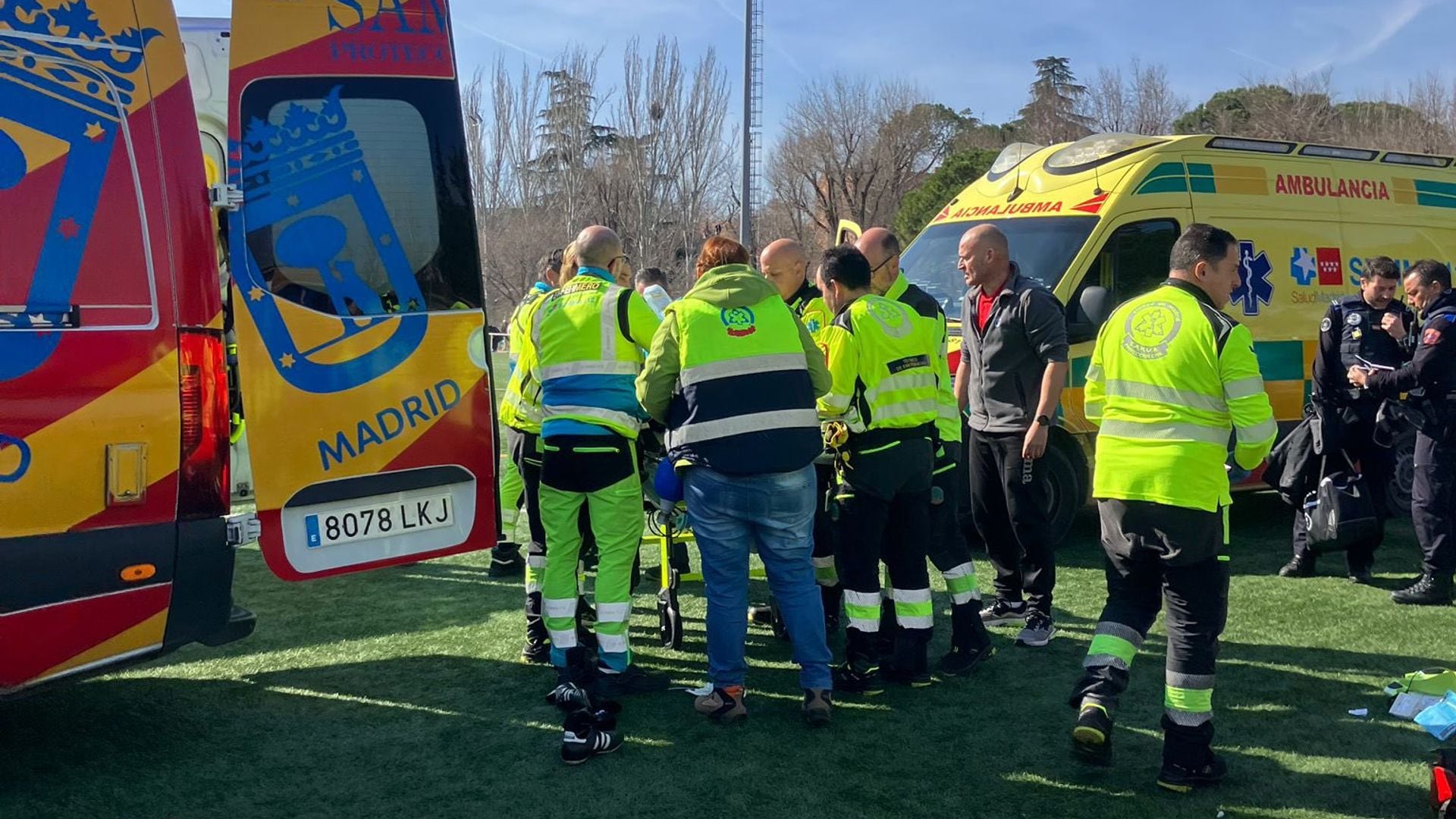 La heroica actuación de un grupo de futbolistas salva la vida de un árbitro en Moratalaz