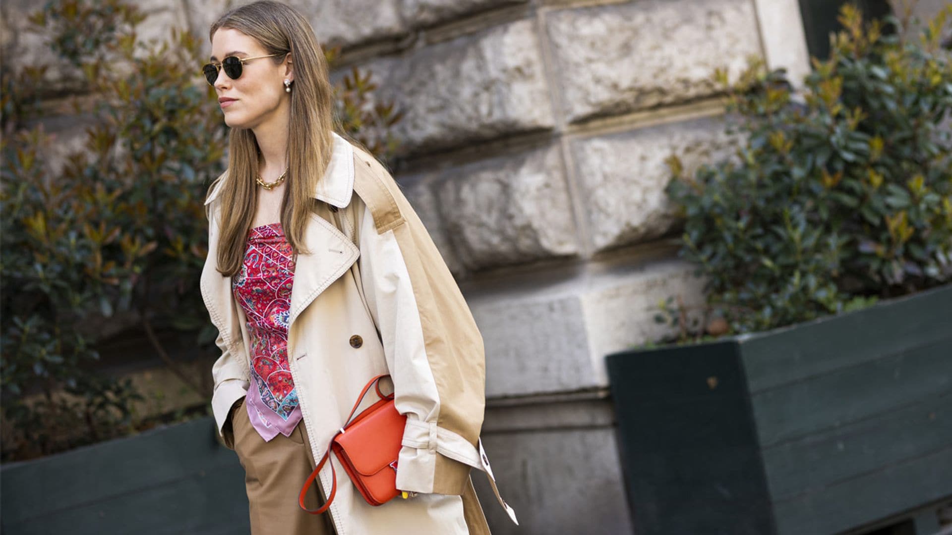 ¿Crees que la gabardina solo es para chicas clásicas? Estos looks rompedores te harán cambiar de idea