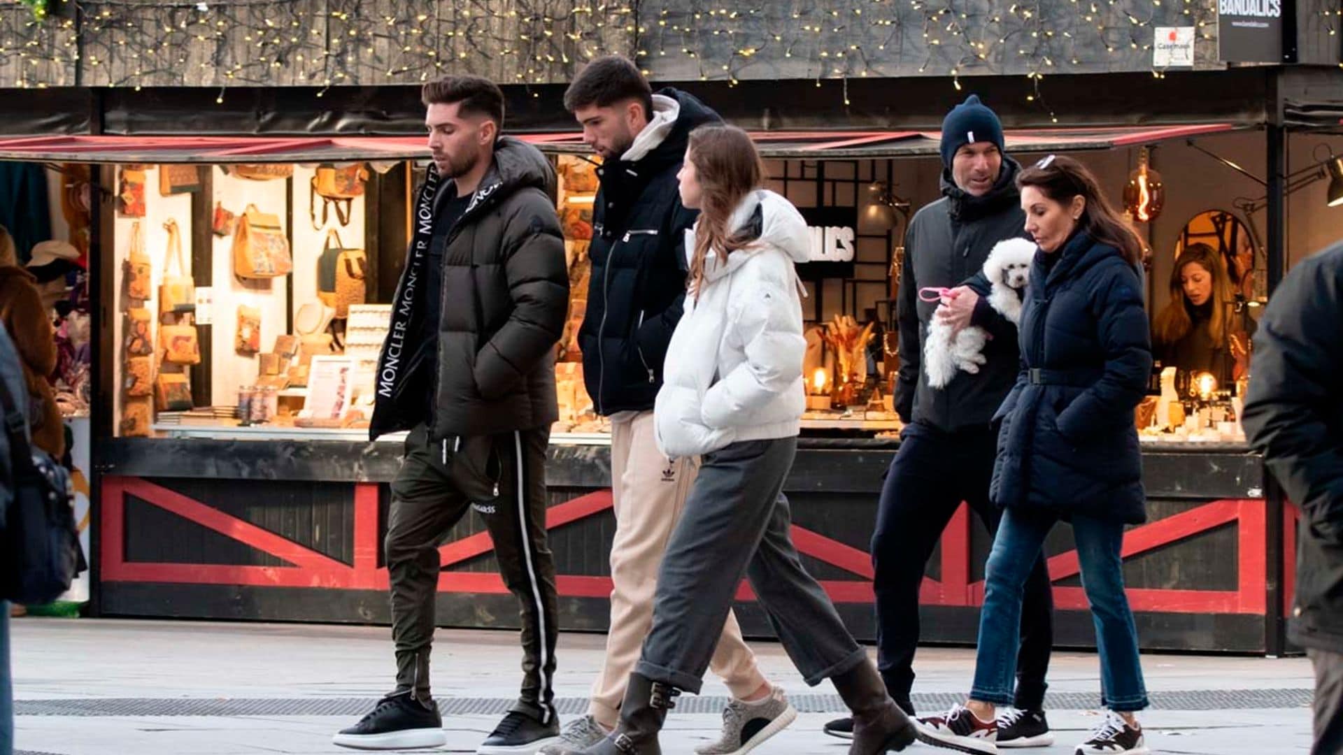 El lado más tierno de Zidane en familia paseando con su mujer, sus dos hijos y su mascota en brazos