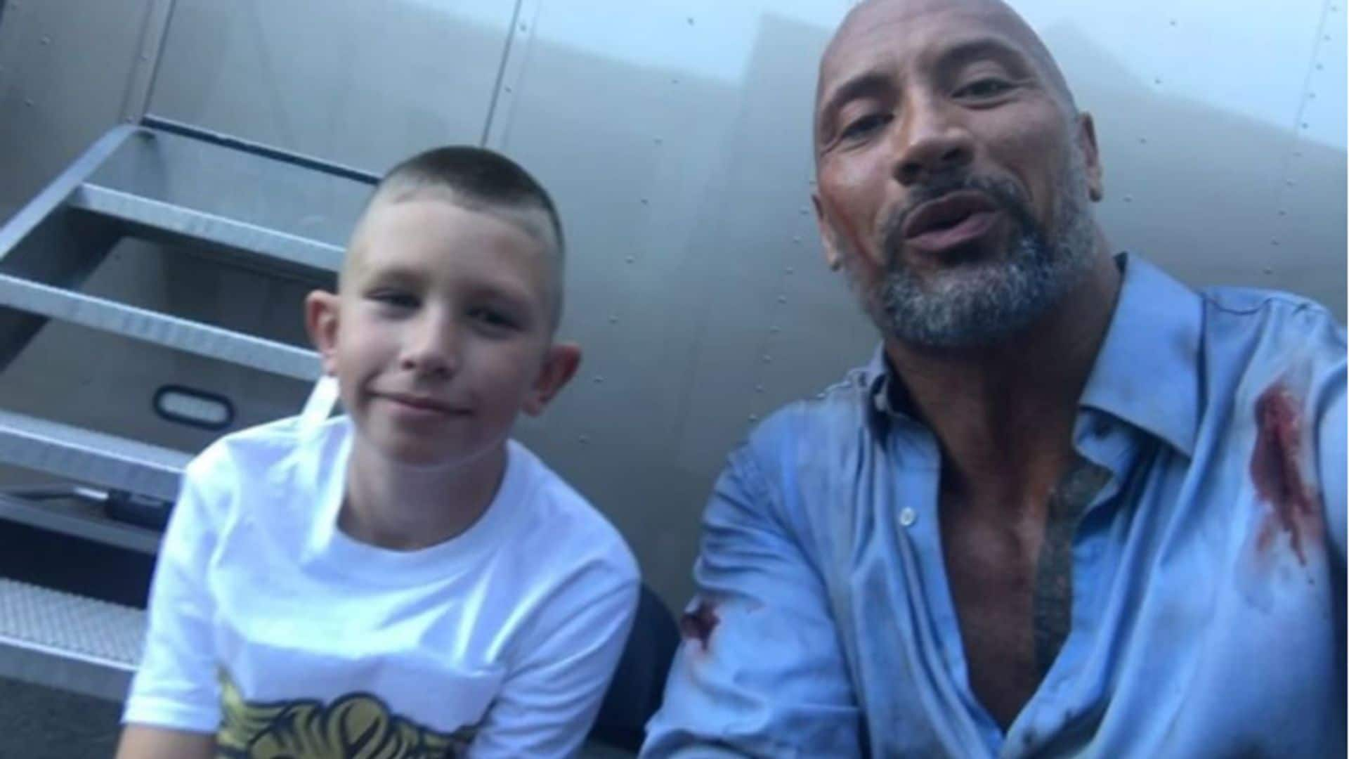 Dwayne Johnson se emociona al conocer al niño que salvó la vida a su hermano gracias a él