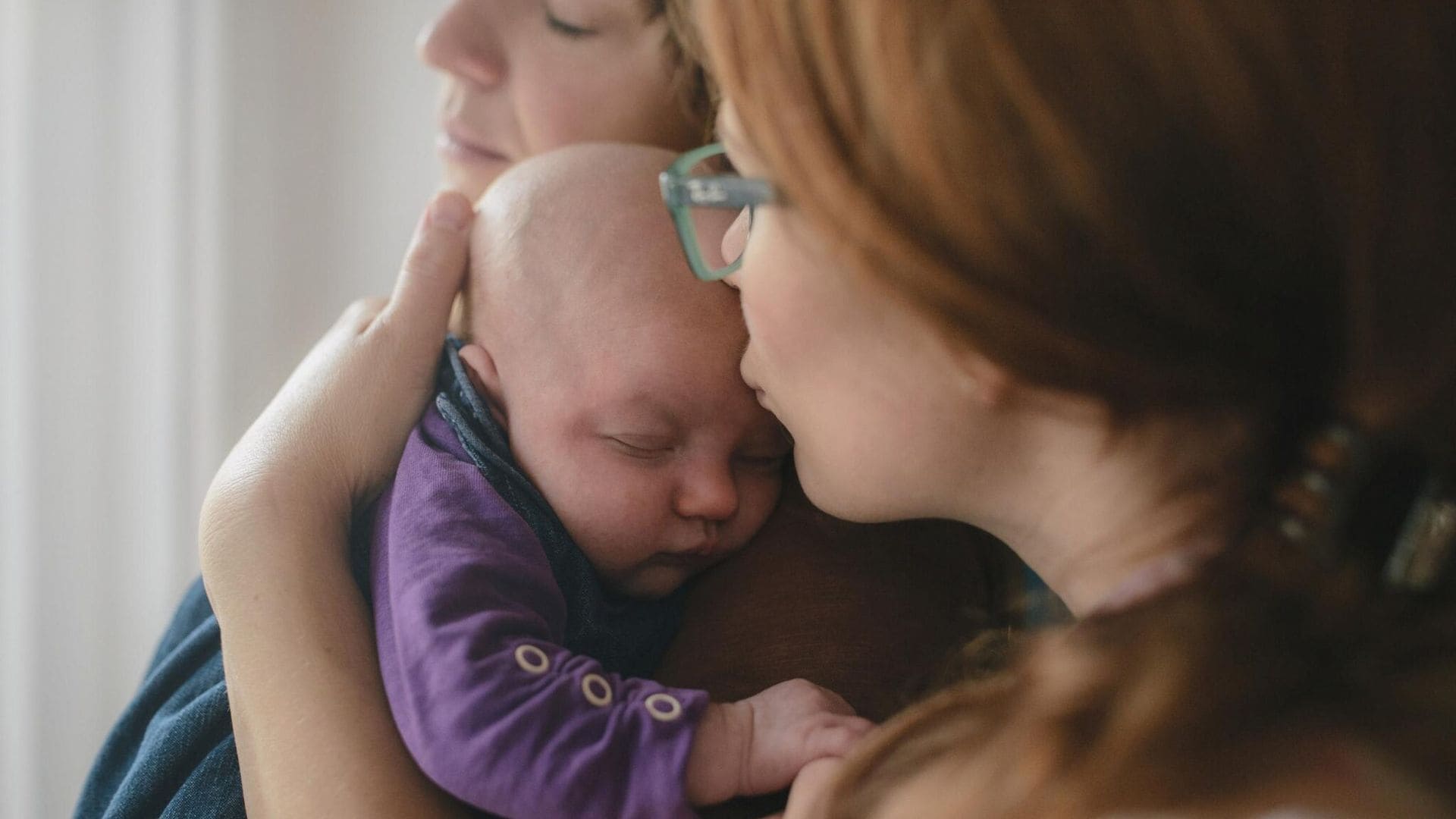 Así funciona la técnica que ha hecho posible el nacimiento del primer bebé gestado por dos mujeres