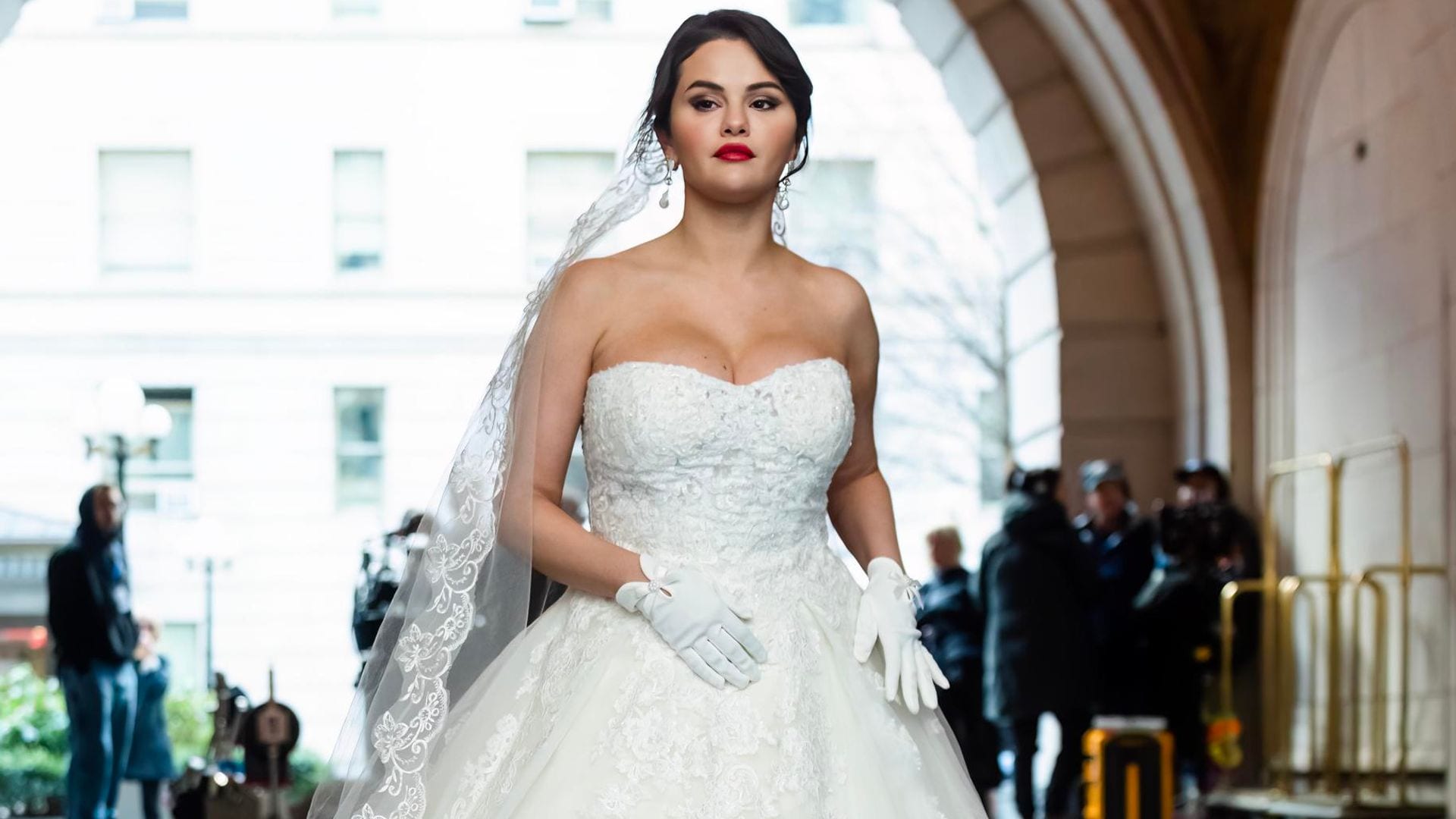 Selena Gomez sorprende vestida de novia: ¡Todos los detalles de su look nupcial!