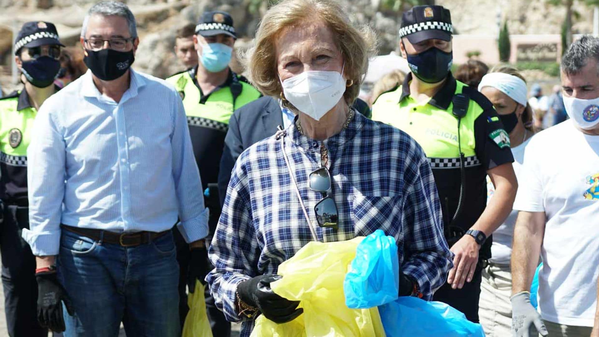 ¡Una reina muy ecologista! Doña Sofía participa en una recogida de residuos en la playa