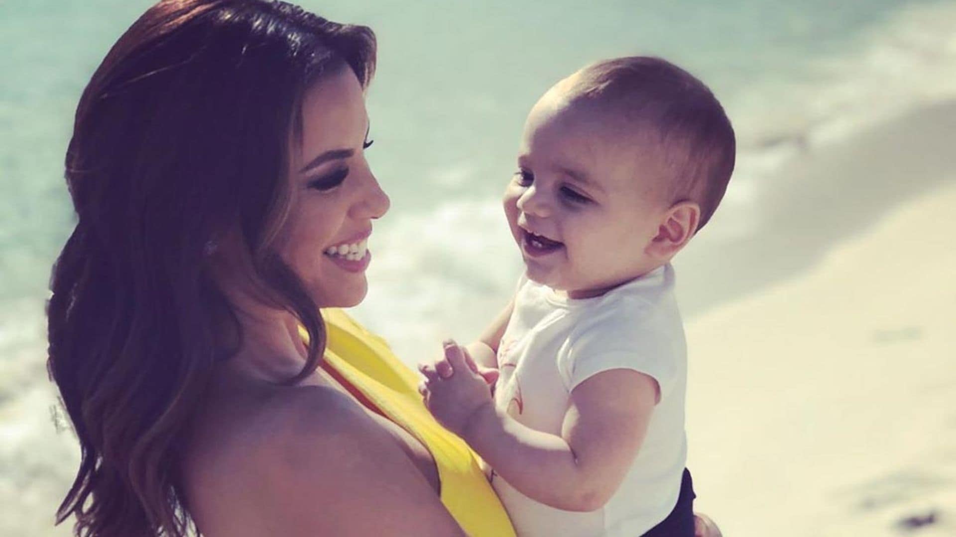 La divertida visita de Eva Longoria a la playa de Cannes con su hijo Santiago