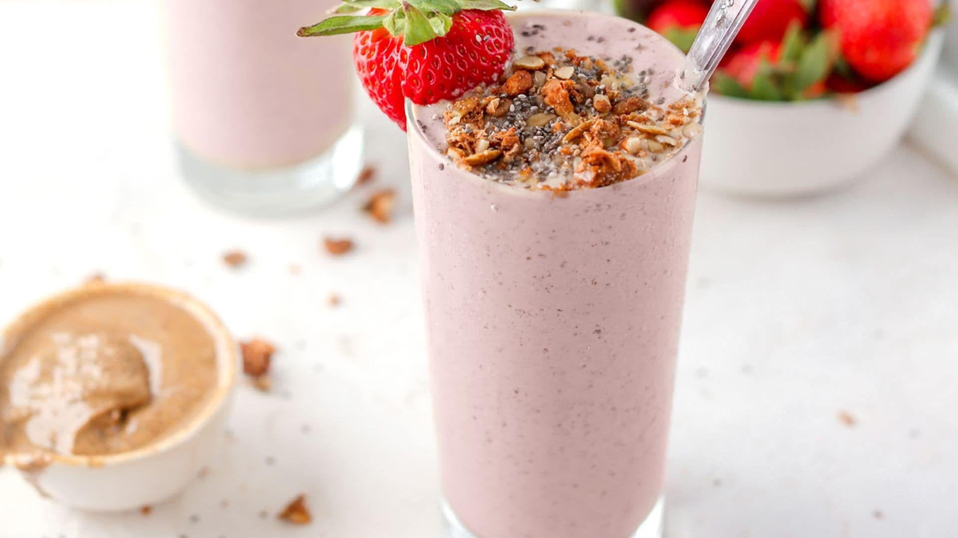 Batido de frutos del bosque y crema de cacahuete