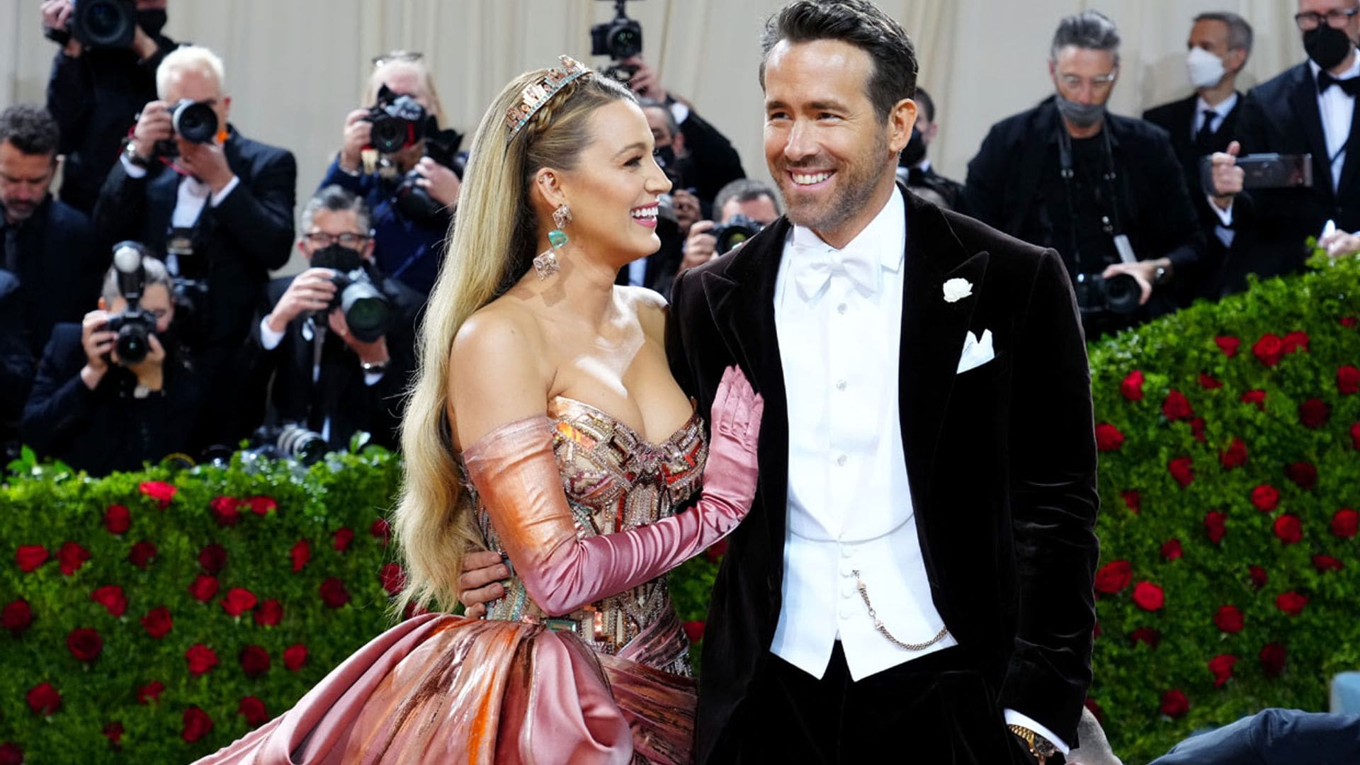 Blake Lively deja boquiabierto a Ryan Reynolds con la transformación de su vestido en la Gala MET