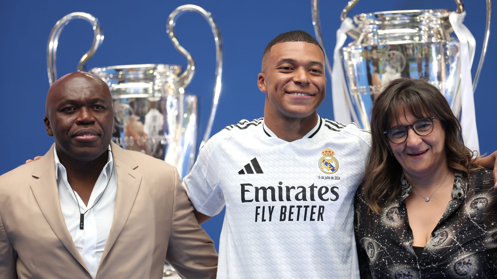 De sus padres a emblemáticas figuras del Real Madrid: Mbappé, arropado en su apoteósica presentación en el Bernabéu
