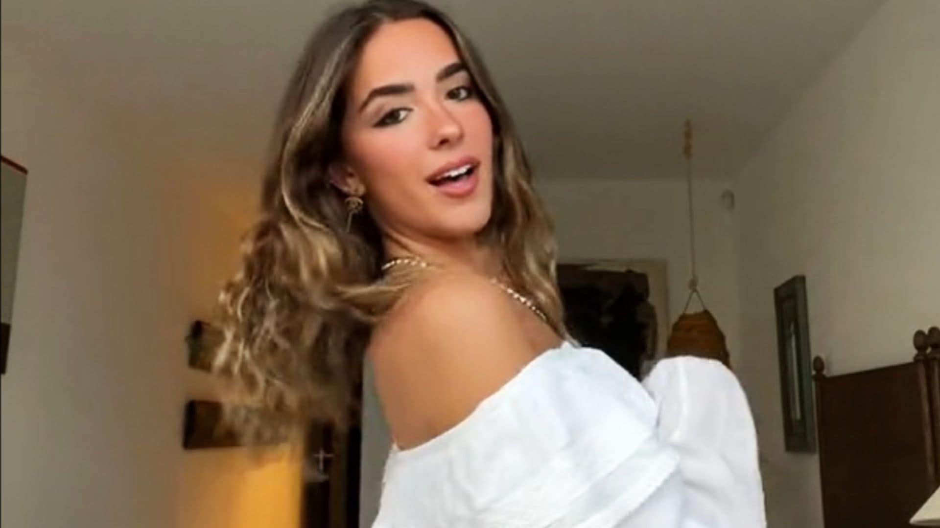 Las 5 razones por las que Claudia Revuelta, hija de Mar Saura, nos ha conquistado a sus 18 años bailando en Tiktok