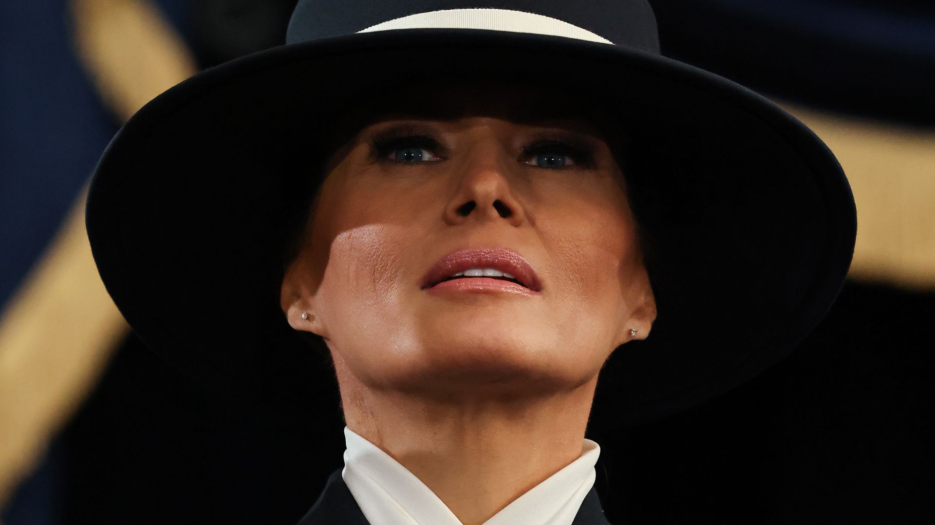 Melania Trump, pura elegancia con pamela en el gran día de la investidura de su marido como presidente de EEUU