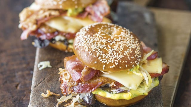 bagel bacon queso huevo revuelto cebolla crujiente