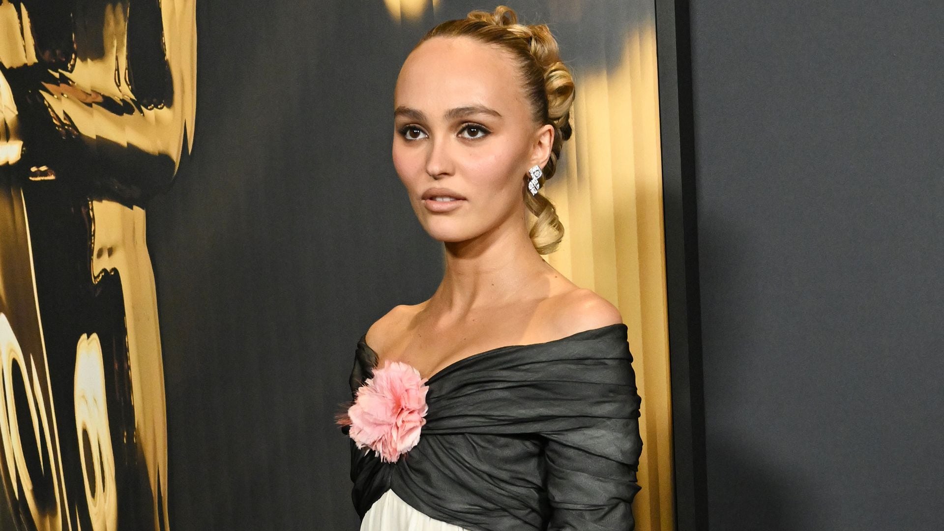 Lily Rose Depp apuesta en Los Ángeles por el moño de princesa con rizos que Bella Hadid llevó en Cannes