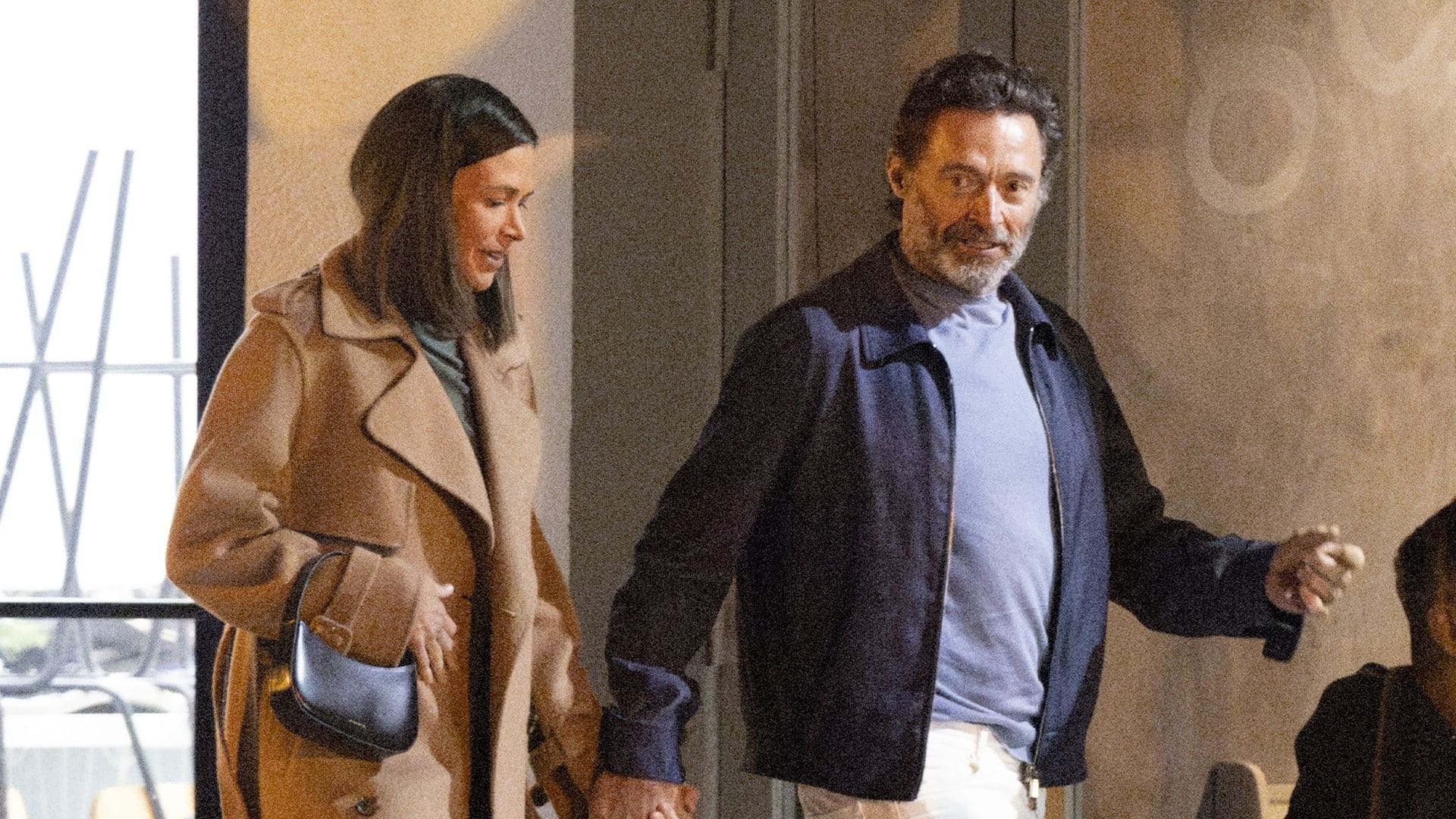 Hugh Jackman y Sutton Foster, a media luz, a solas y de la mano: la imagen del comienzo de su amor