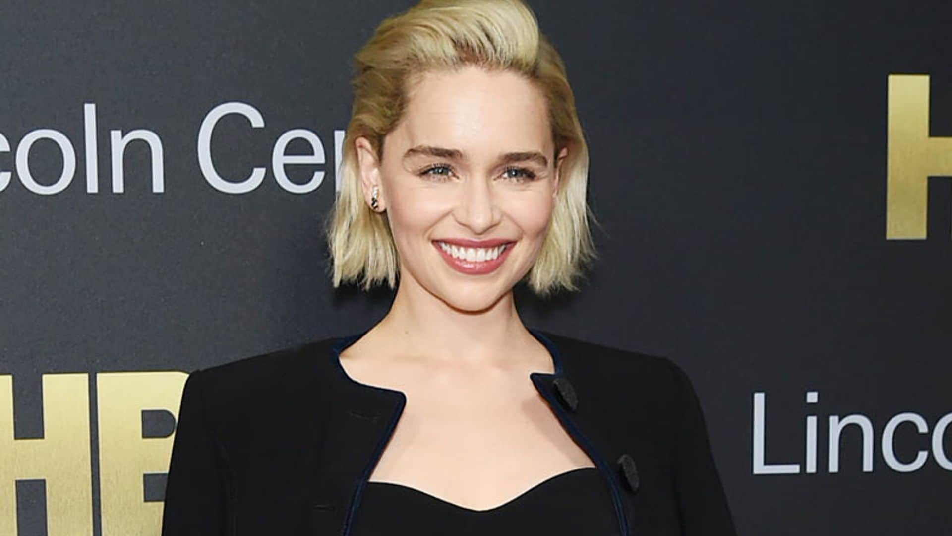 Vestidos de fiesta: con qué chaqueta combinarlos si eres bajita como Emilia Clarke