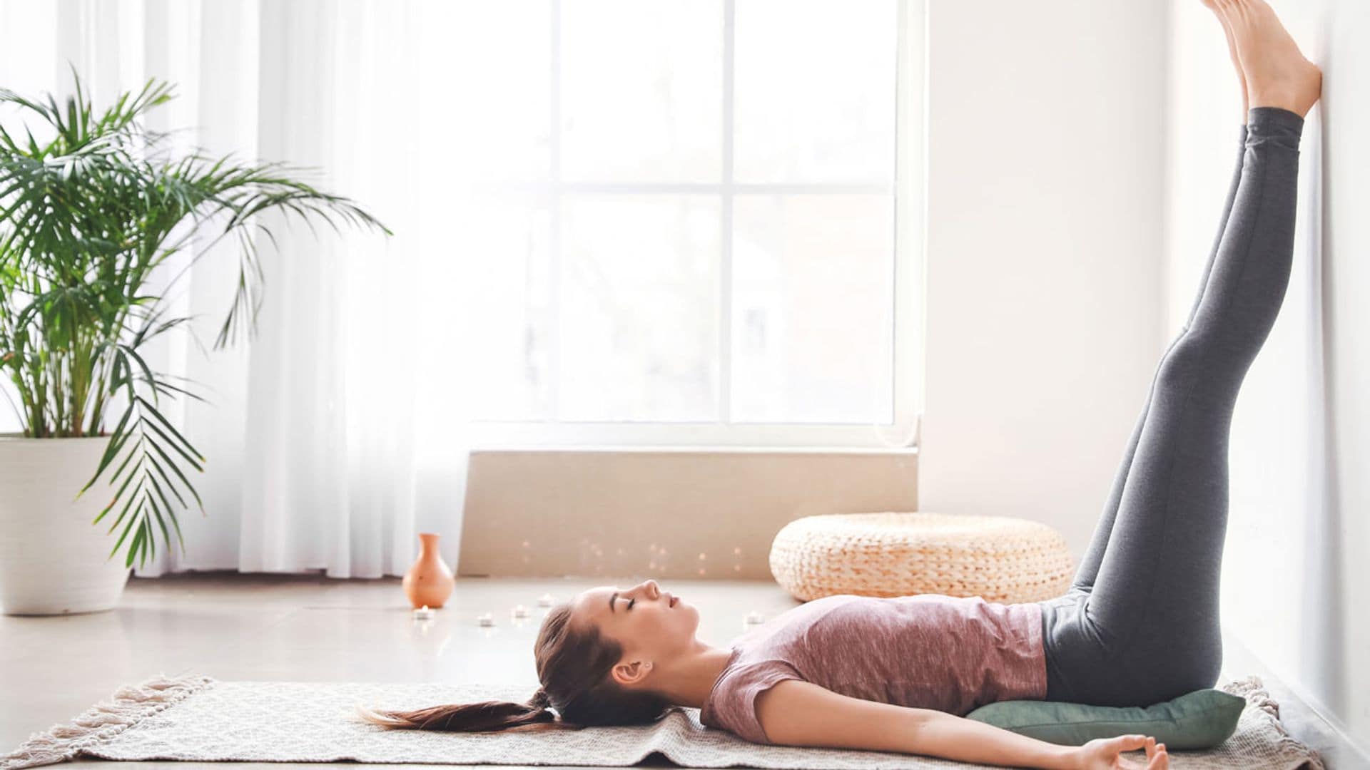 Si estás pensando en probar con el Pilates de pared, aquí tienes todo lo que debes saber