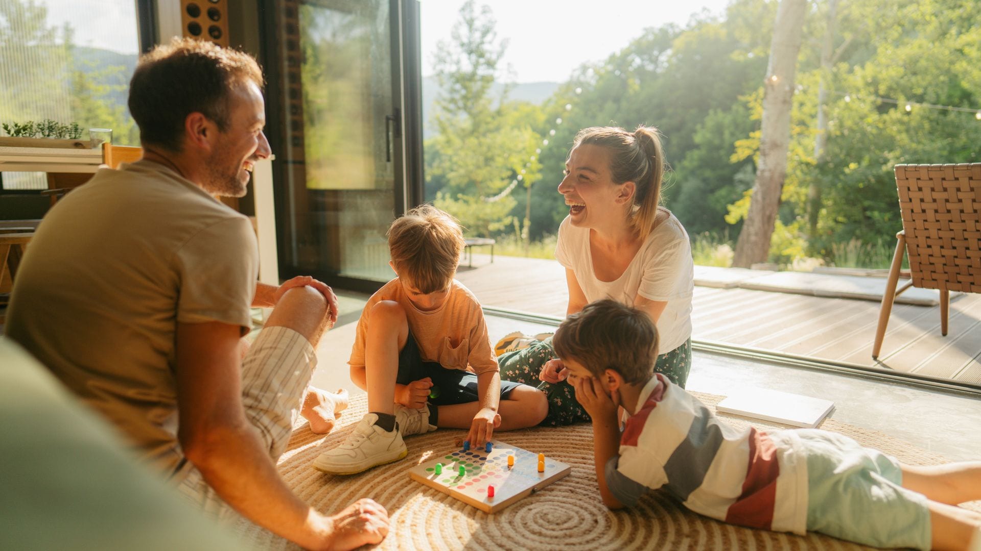 Familia jugando a juegos de mesa en verano