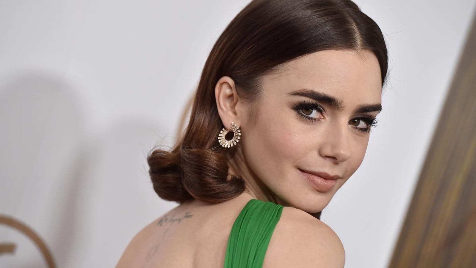 Lily Collins cambia de look y estrena el 'pixie' platino de sus sueños