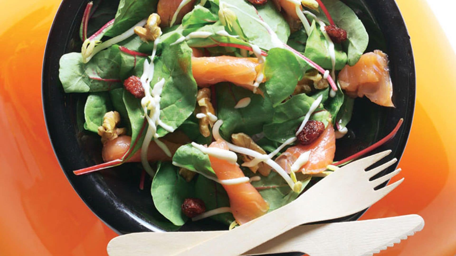 Ensalada de salmón marinado con acelga roja y yogur