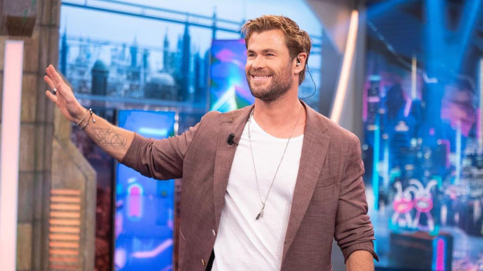 La 'chuleta' que Elsa Pataky le ha hecho a Chris Hemsworth para comunicarse en Madrid