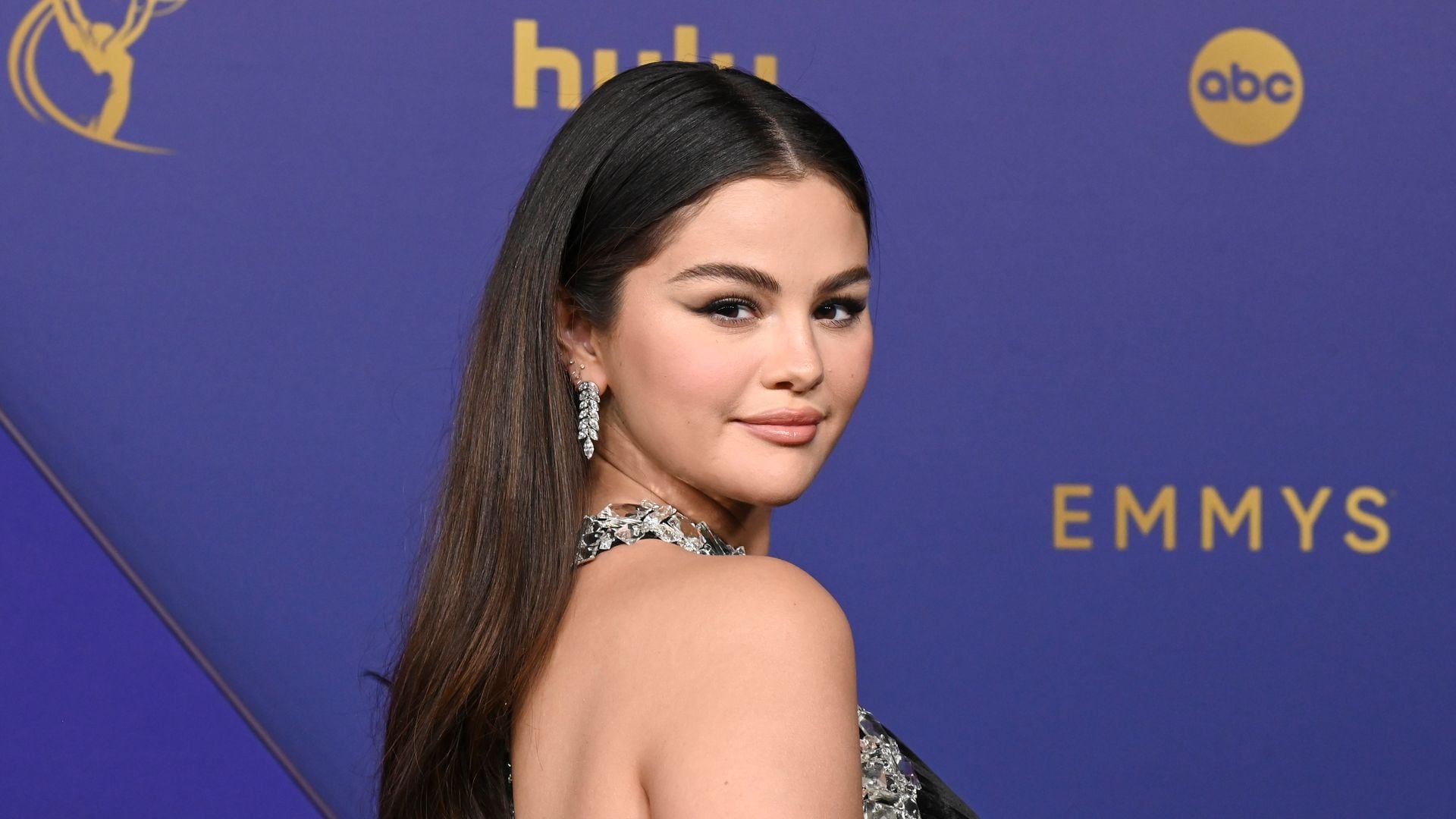 Selena Gomez brilla en la alfombra de los Emmy con 600 cristales bordados a mano