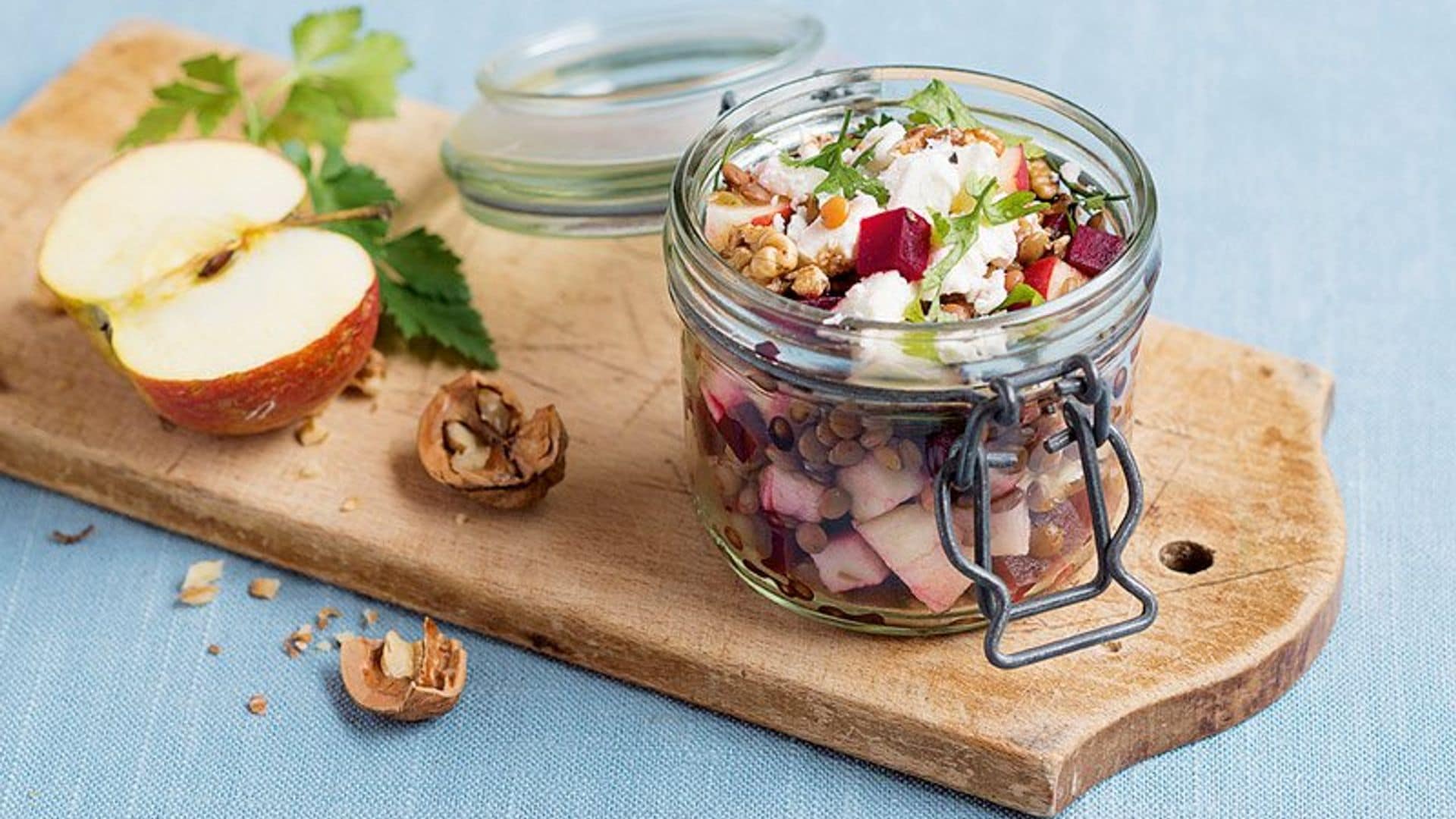 Ensalada de lentejas, queso y manzana