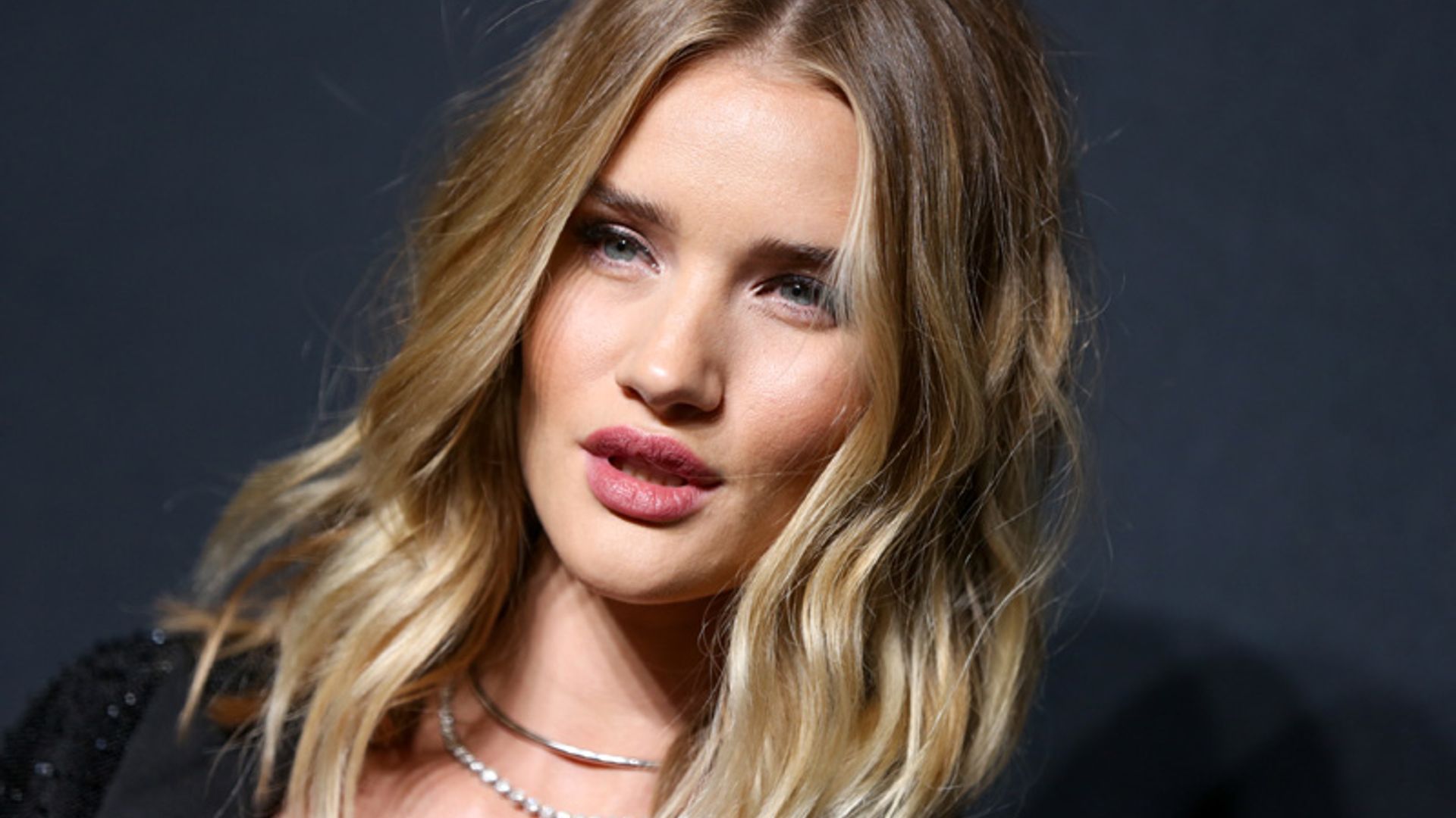 La crema de 9 euros que utiliza Rosie Huntington-Whiteley