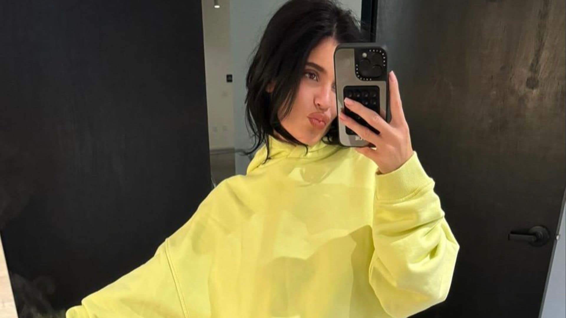 ¿Llevar sudadera al trabajo? Así puedes estilizarla según Kylie Jenner