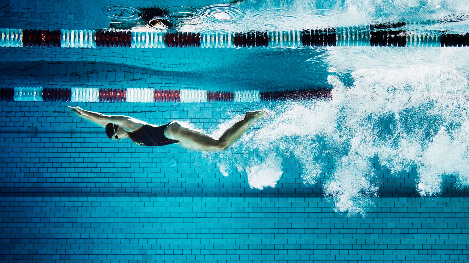 Mujer nadando en una piscina de natación