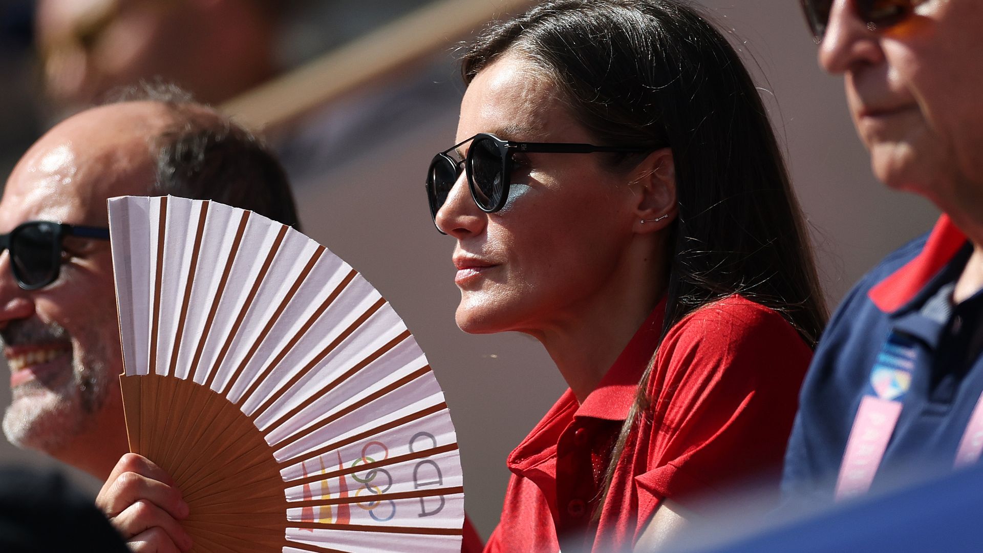 Los looks de la reina Letizia para disfrutar de los Juegos Olímpicos: vaqueros, gafas de sol y abanico