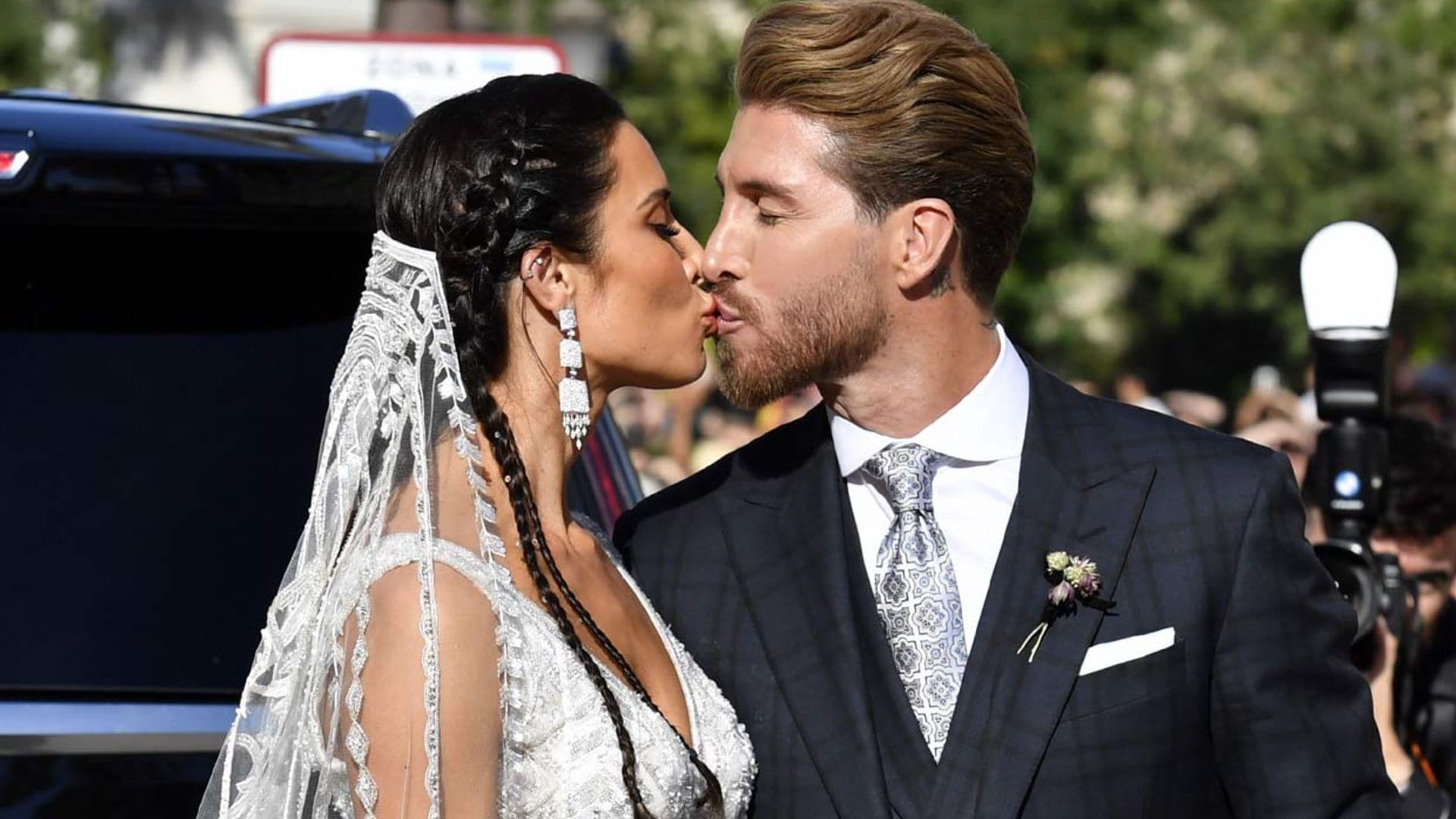 Los besos de los novios con una emocionadísima Pilar Rubio