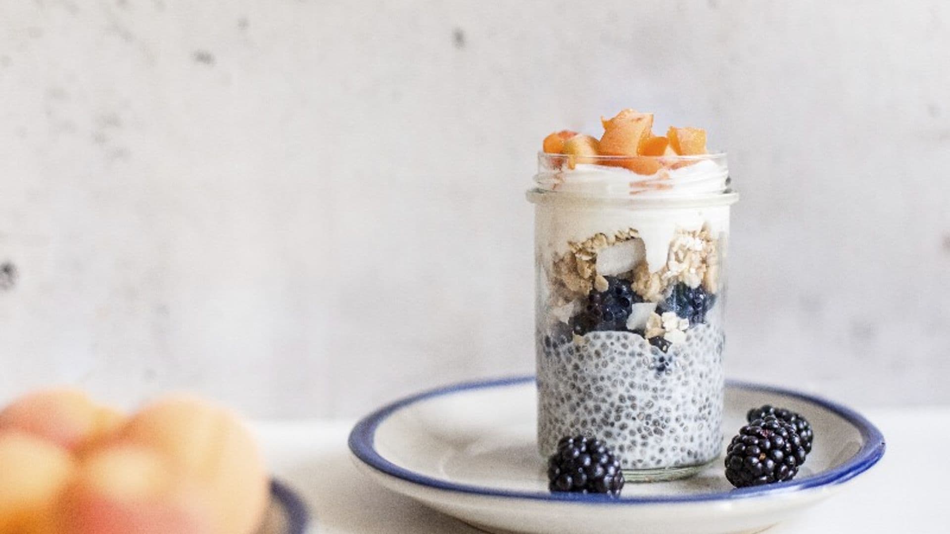 Pudín de chia con granola y albaricoques