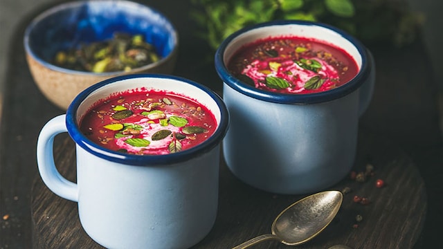 crema de remolacha con yogur y semillas