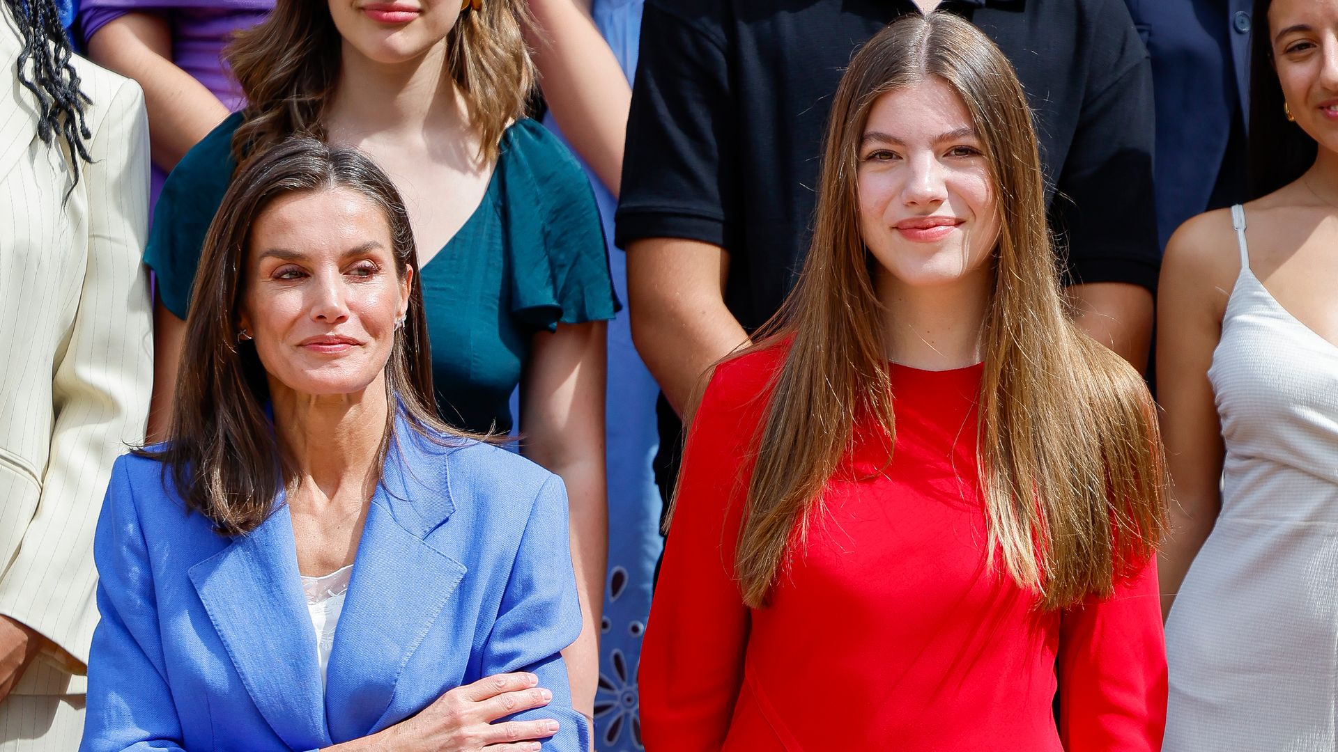 LEONOR Y la infanta SOFIA SORPRENDEN A SUS ANTIGUOS COMPAÑEROS DEL COLEGIO UWC ATLANTICO COLLAGE ESPAÑA Y ACOMPAÑA A SUS PADRES EN LA REUNION DEL PATRONATO DE COLEGIO