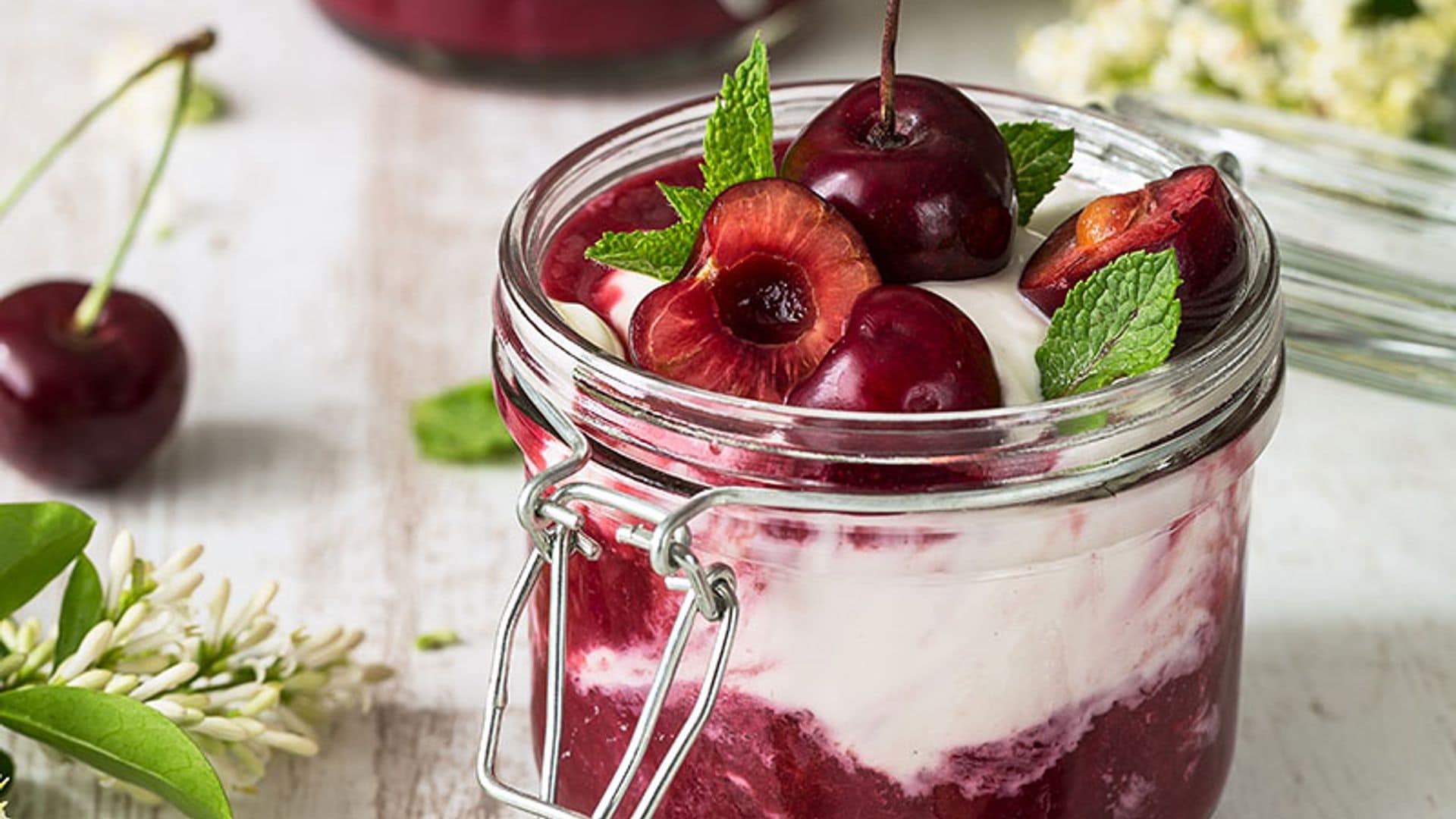 mousse de lavanda y tomillo con mermelada de cerezas