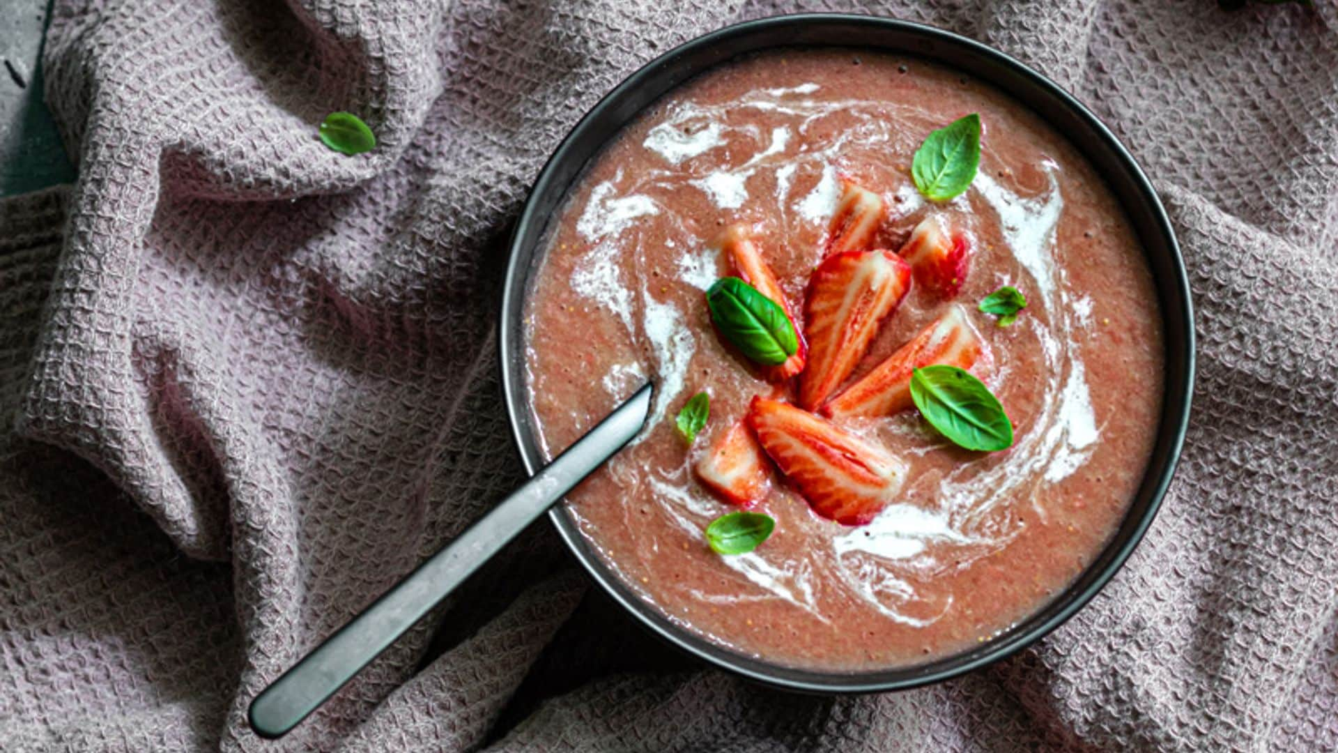 Sopa fría de fresas con albahaca