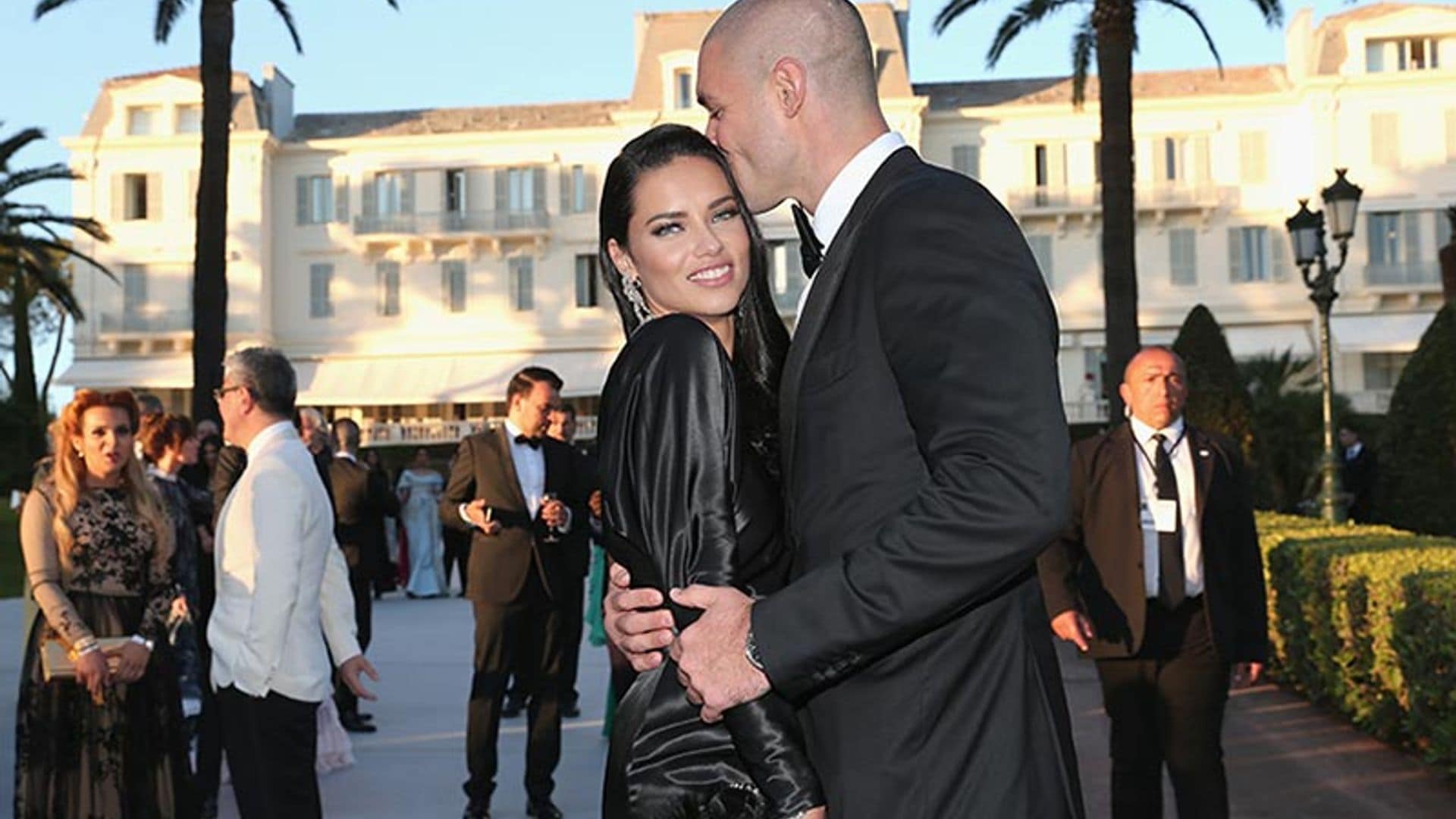 Adriana Lima, todo amor en la gala amfAR de Cannes (¡tenemos beso con su novio!)