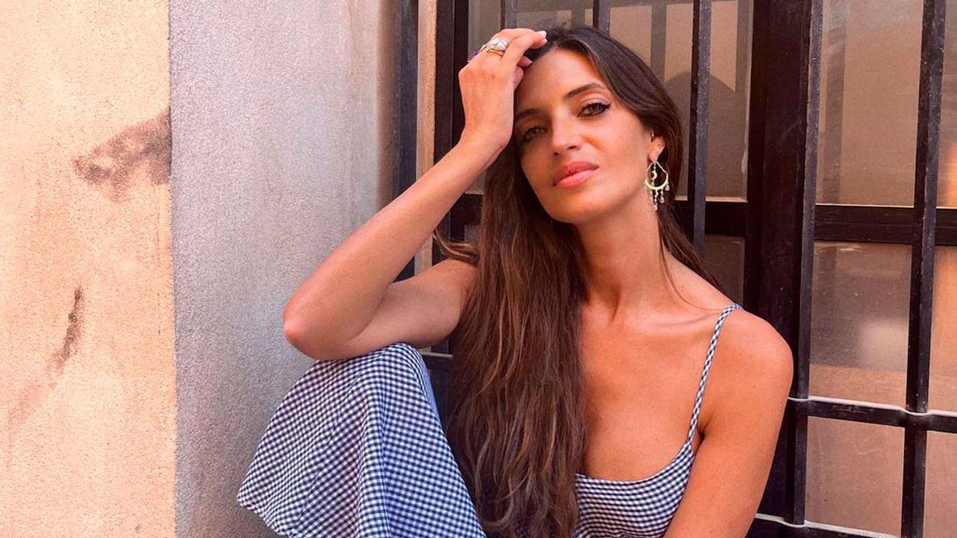 El truco de Sara Carbonero para estrenar ya (y sin pasar frío) el vestido más 'boho' del verano