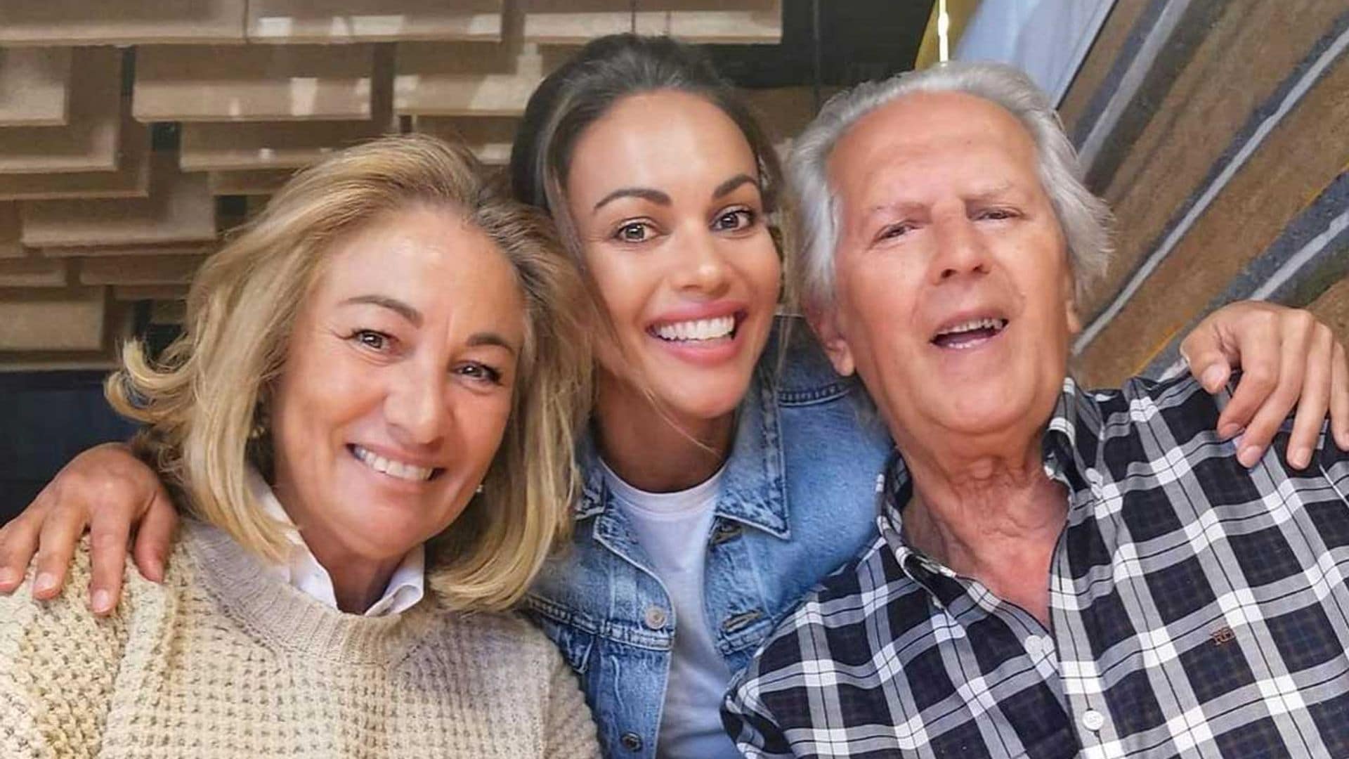 Lara Álvarez celebra el cumpleaños de su madre y Laura Madrueño le hace una petición desde 'Supervivientes'