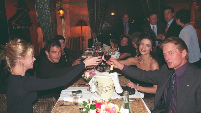 Primera cita de Michael Douglas con Catheirne Zeta-Jones con Melanie Griffith y Antonio Banderas, como intermediarios en el Festival de Deauville en 1998