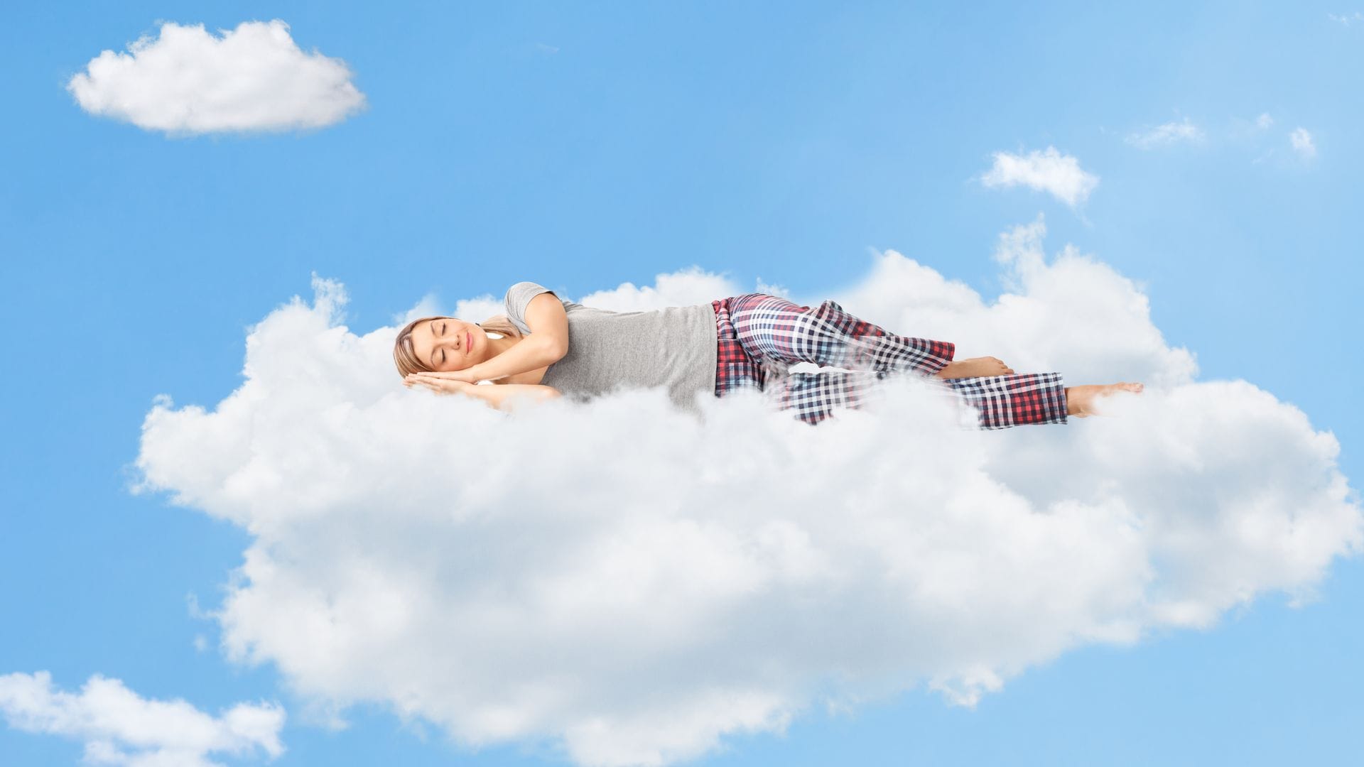 mujer durmiendo plácidamente sobre una nube